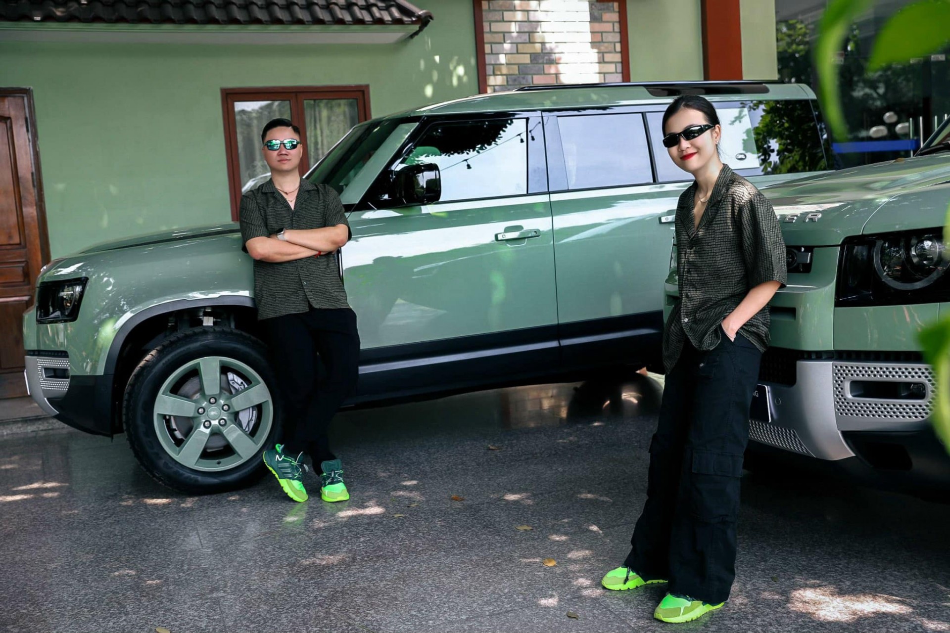 Hai anh em Bình Dương tậu bộ đôi Land Rover Defender hơn 15 tỷ đồng
