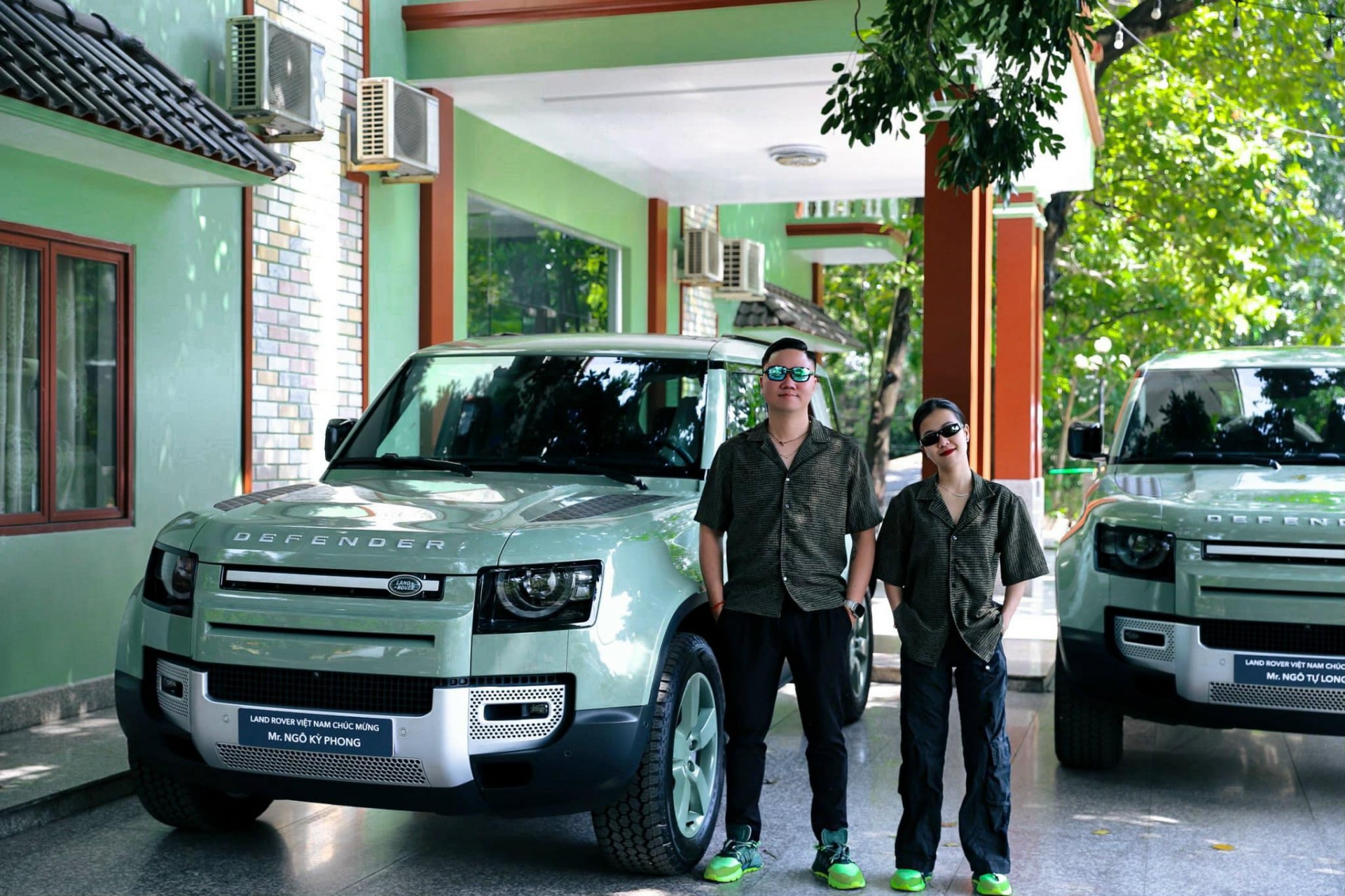 Hai anh em Bình Dương tậu bộ đôi Land Rover Defender hơn 15 tỷ đồng