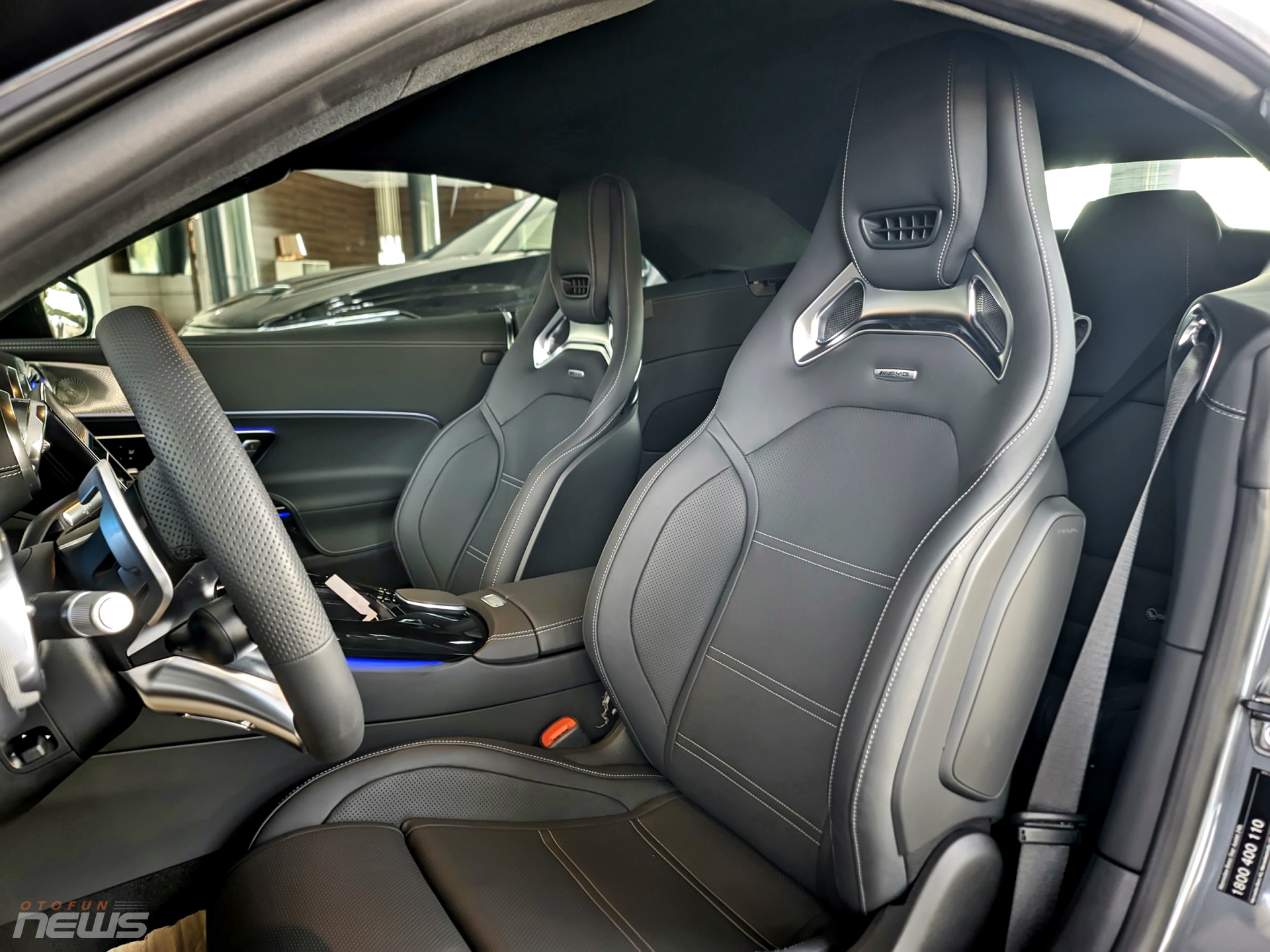 Cận cảnh xe thể thao mui trần Mercedes AMG SL 43 vừa có mặt tại Việt Nam