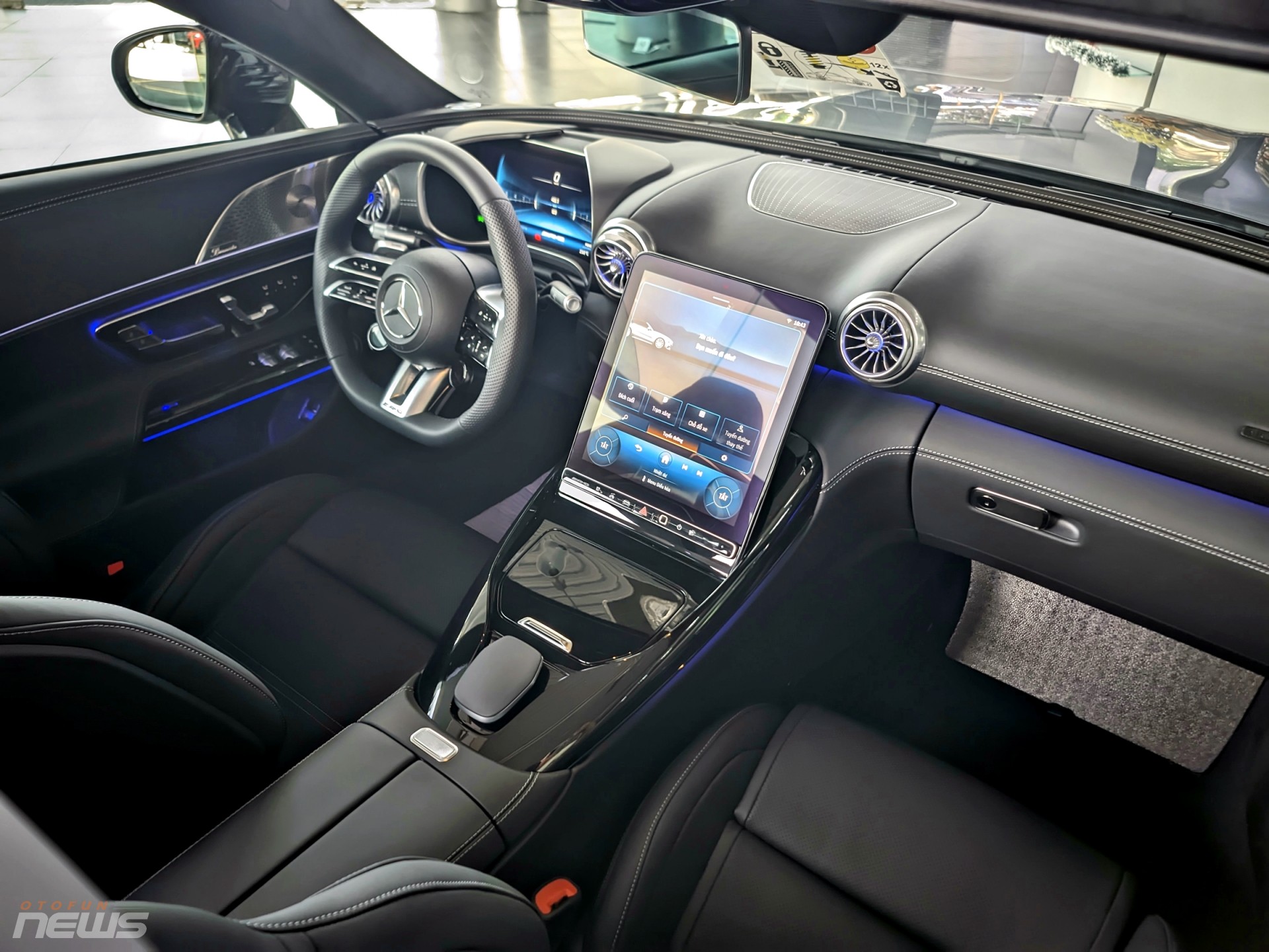 Cận cảnh xe thể thao mui trần Mercedes-AMG SL 43 vừa có mặt tại Việt Nam