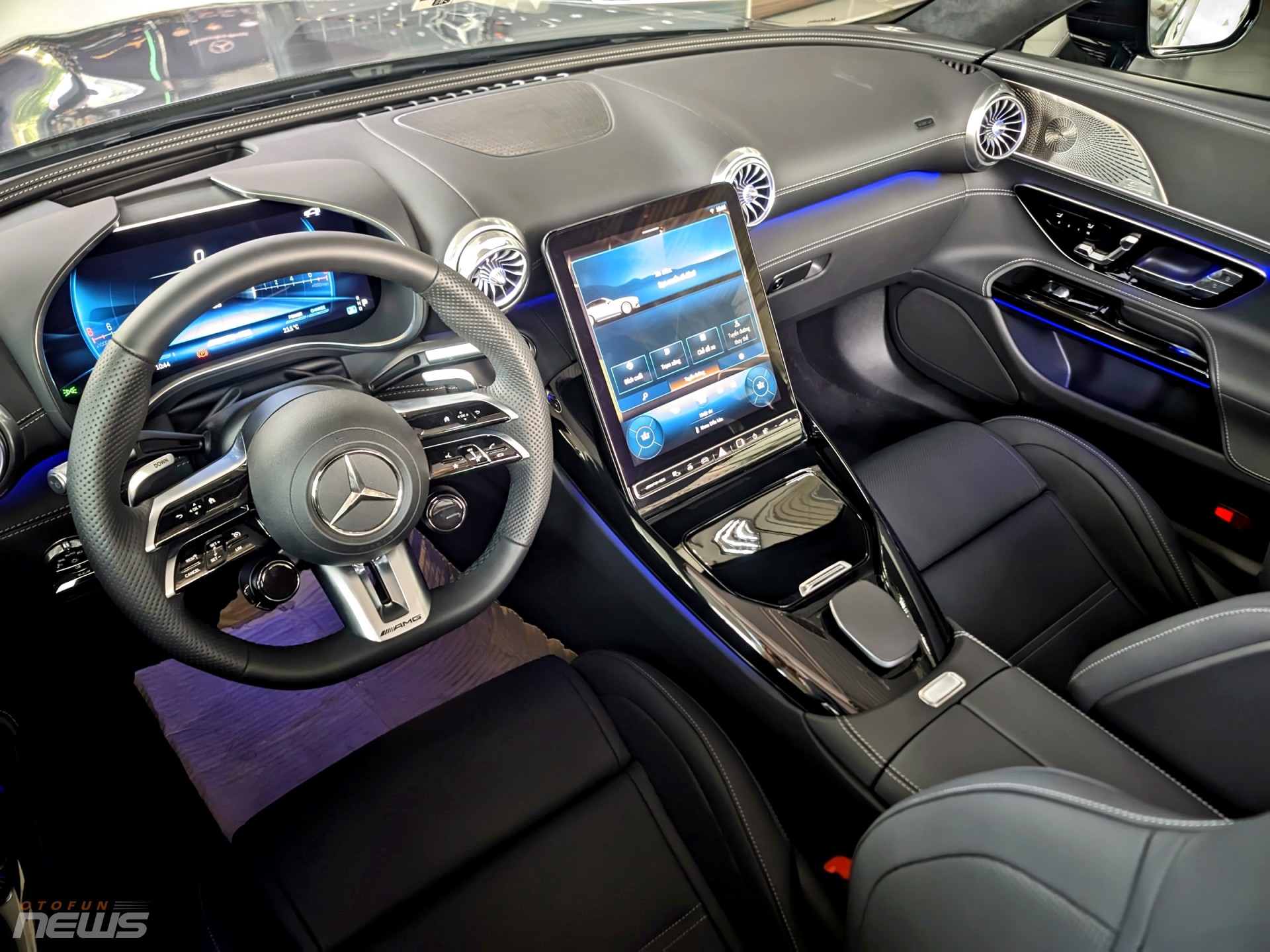 Cận cảnh xe thể thao mui trần Mercedes-AMG SL 43 vừa có mặt tại Việt Nam