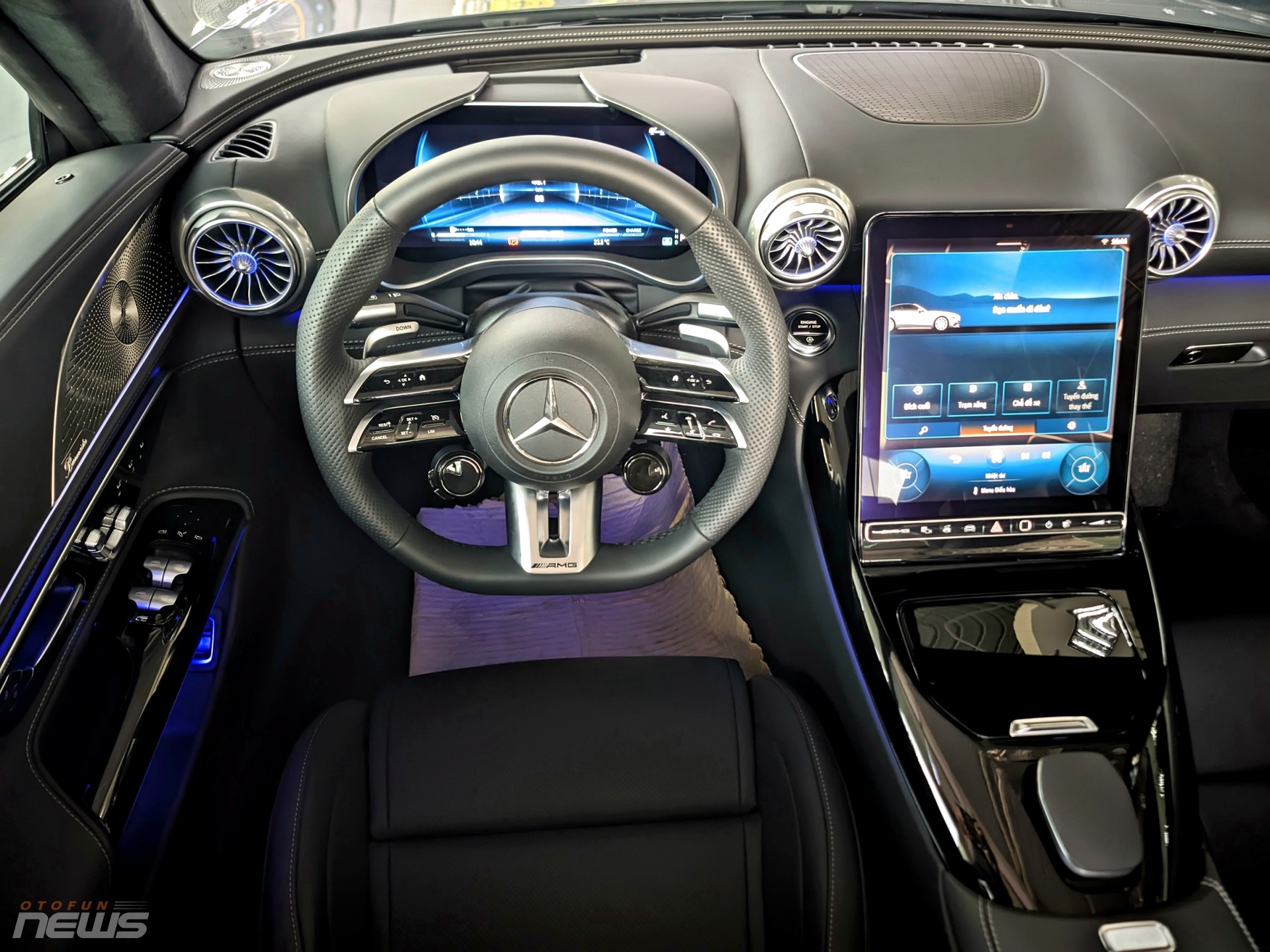 Cận cảnh xe thể thao mui trần Mercedes AMG SL 43 vừa có mặt tại Việt Nam