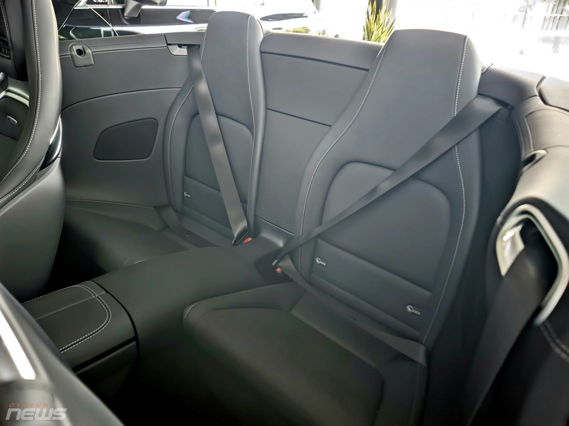 Cận cảnh xe thể thao mui trần Mercedes AMG SL 43 vừa có mặt tại Việt Nam