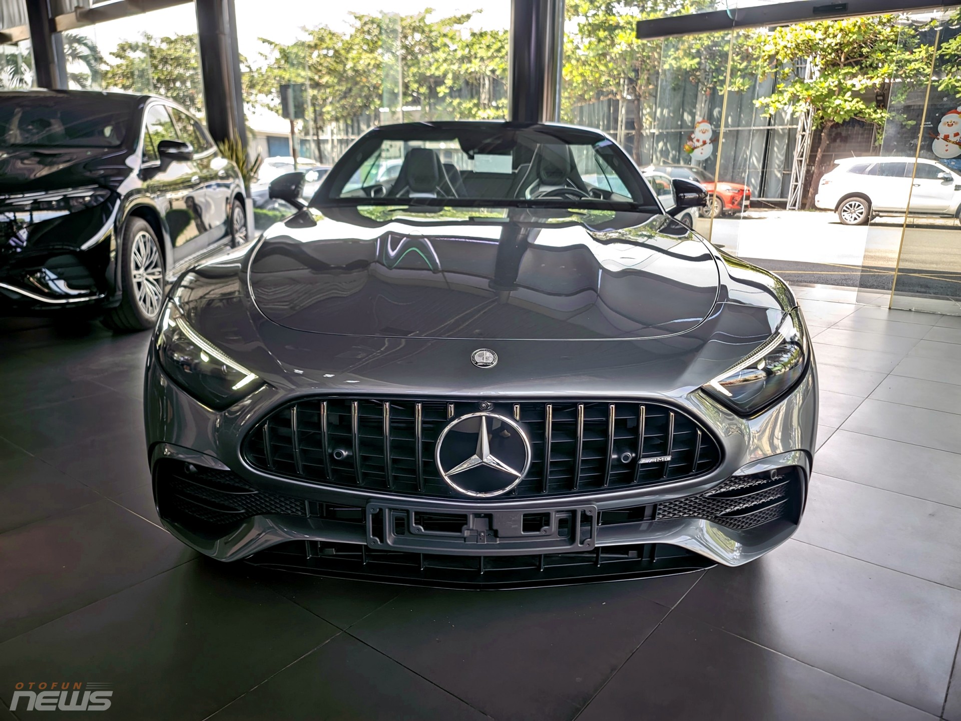 Cận cảnh xe thể thao mui trần Mercedes AMG SL 43 vừa có mặt tại Việt Nam