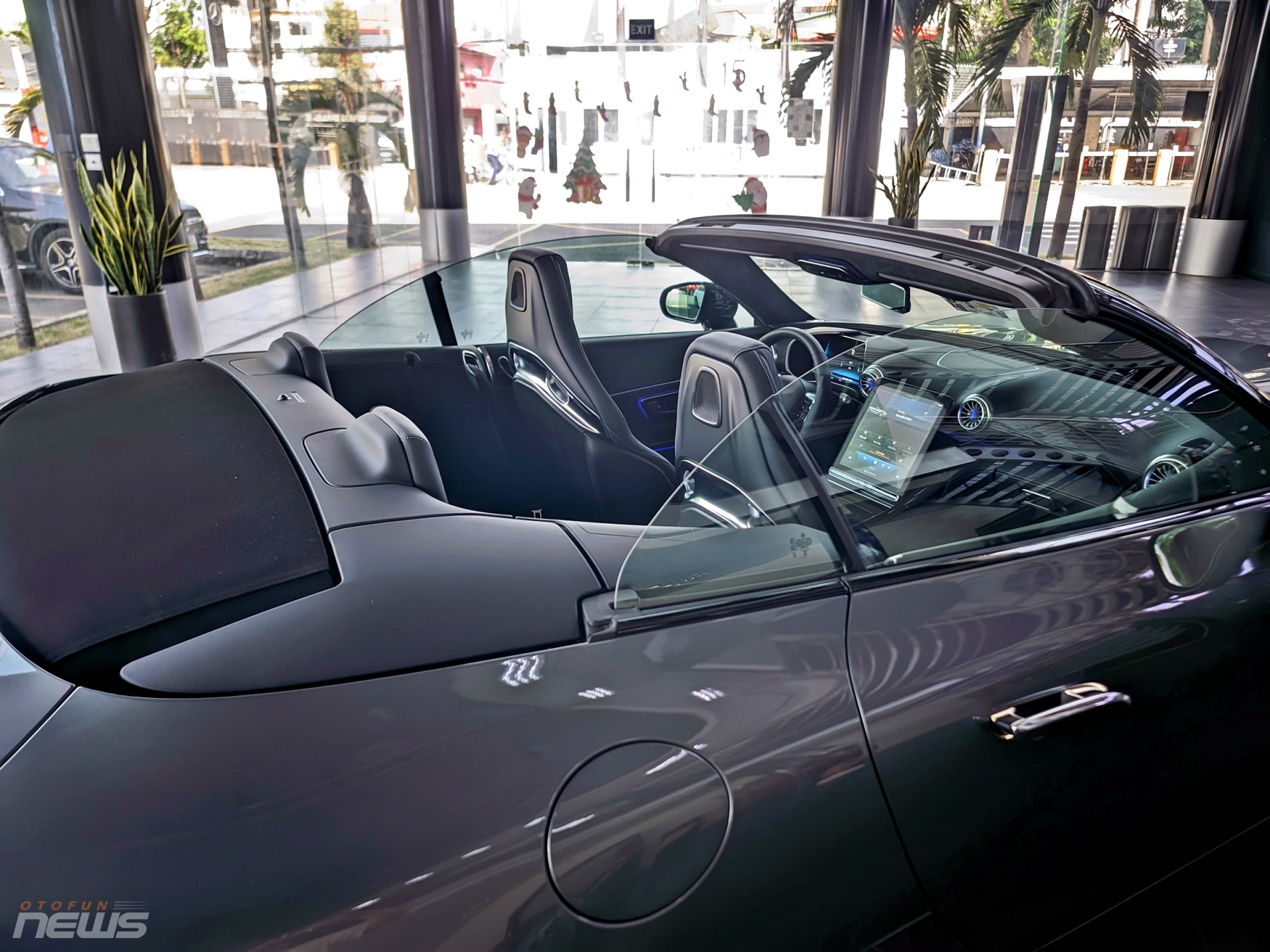 Cận cảnh xe thể thao mui trần Mercedes-AMG SL 43 vừa có mặt tại Việt Nam
