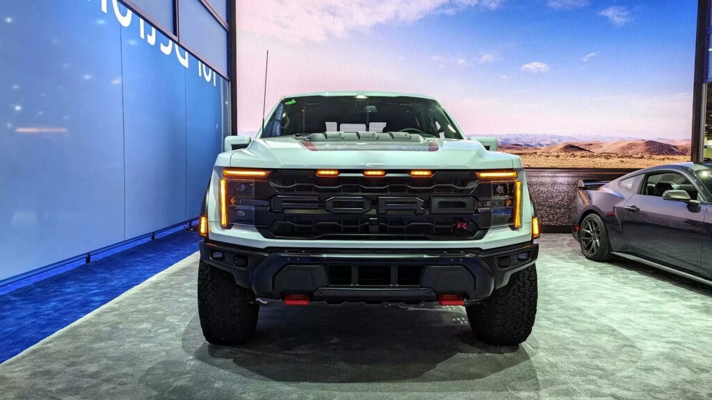 Chi tiết bán tải hiệu năng cao Ford F-150 Raptor R 2024 mạnh 730 mã lực