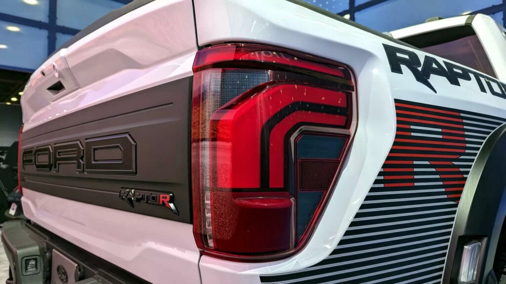 Chi tiết bán tải hiệu năng cao Ford F-150 Raptor R 2024 mạnh 730 mã lực