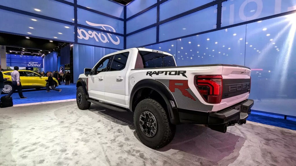 Chi tiết bán tải hiệu năng cao Ford F-150 Raptor R 2024 mạnh 730 mã lực