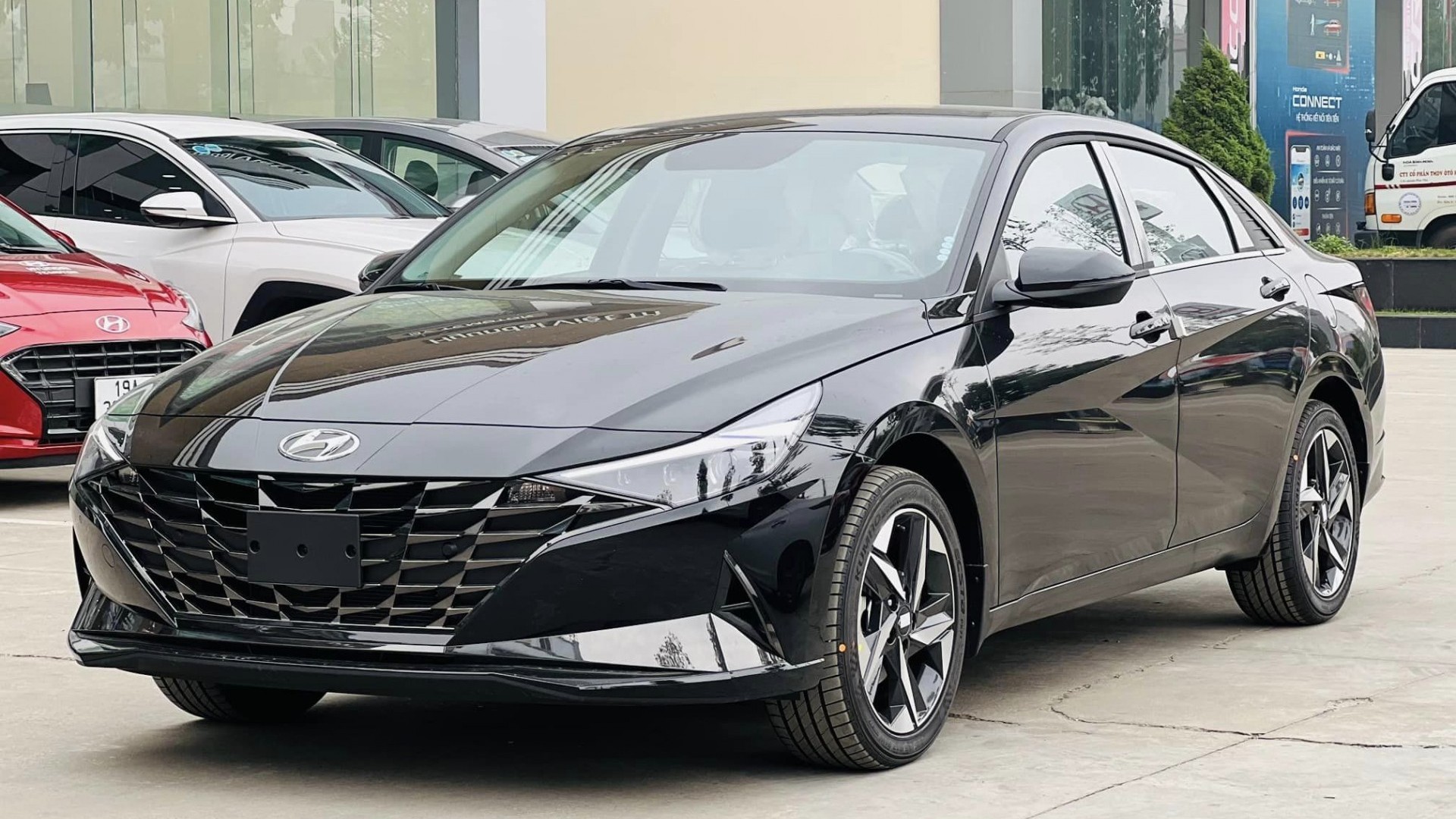 Hyundai Elantra tại Việt Nam có giá rẻ ngang Accent