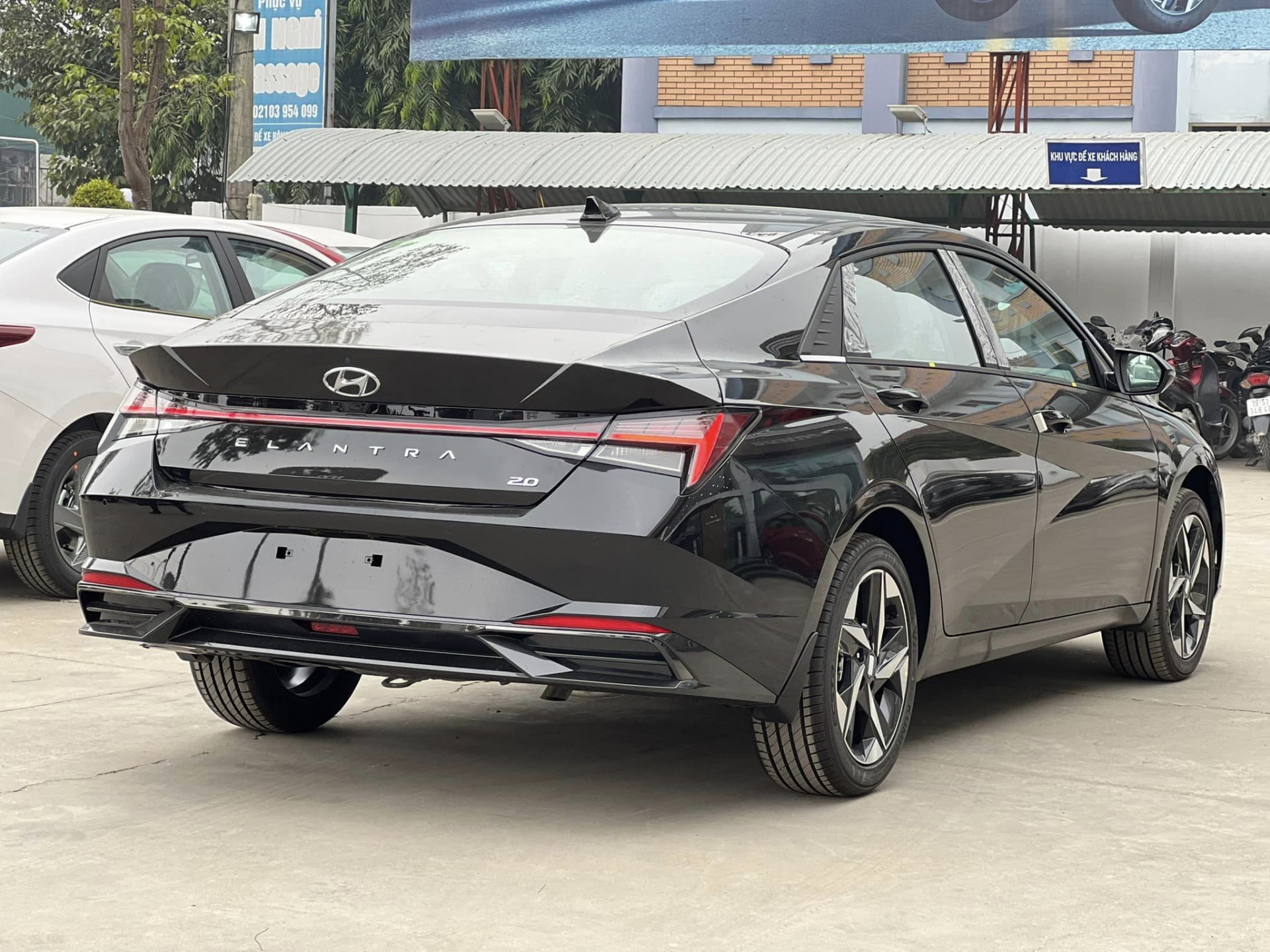 Hyundai Elantra tại Việt Nam có giá rẻ ngang Accent