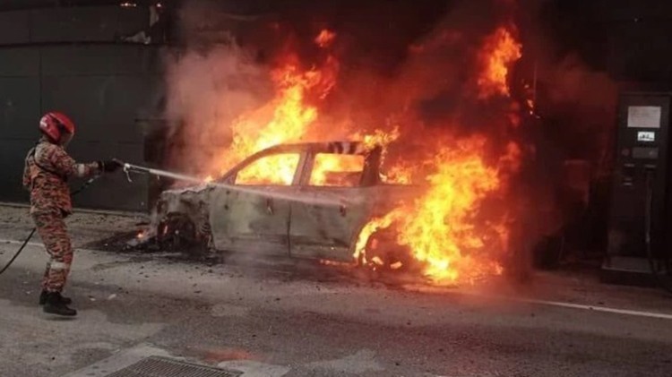 Mercedes-Benz EQB bốc cháy khi đang sạc