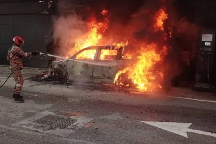 Mercedes-Benz EQB bốc cháy khi đang sạc