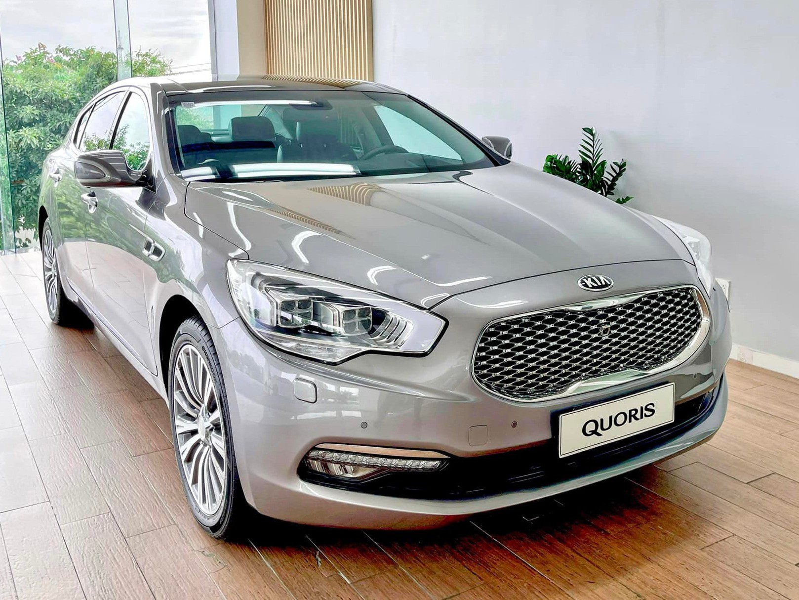 Kia Quoris mới 100% giảm giá gần 1,2 tỷ đồng vẫn khó bán