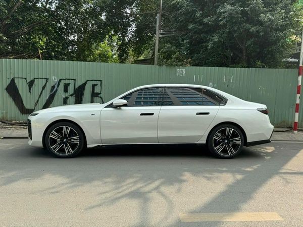 Chỉ sau 3 tháng lăn bánh, BMW 7-Series 2023 siêu lướt lỗ 600 triệu đồng