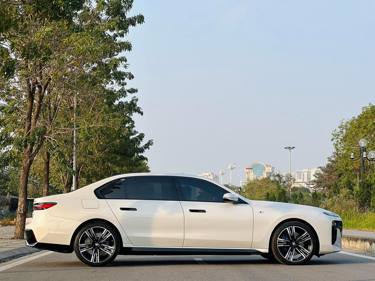 Chỉ sau 3 tháng lăn bánh, BMW 7-Series 2023 siêu lướt lỗ 600 triệu đồng