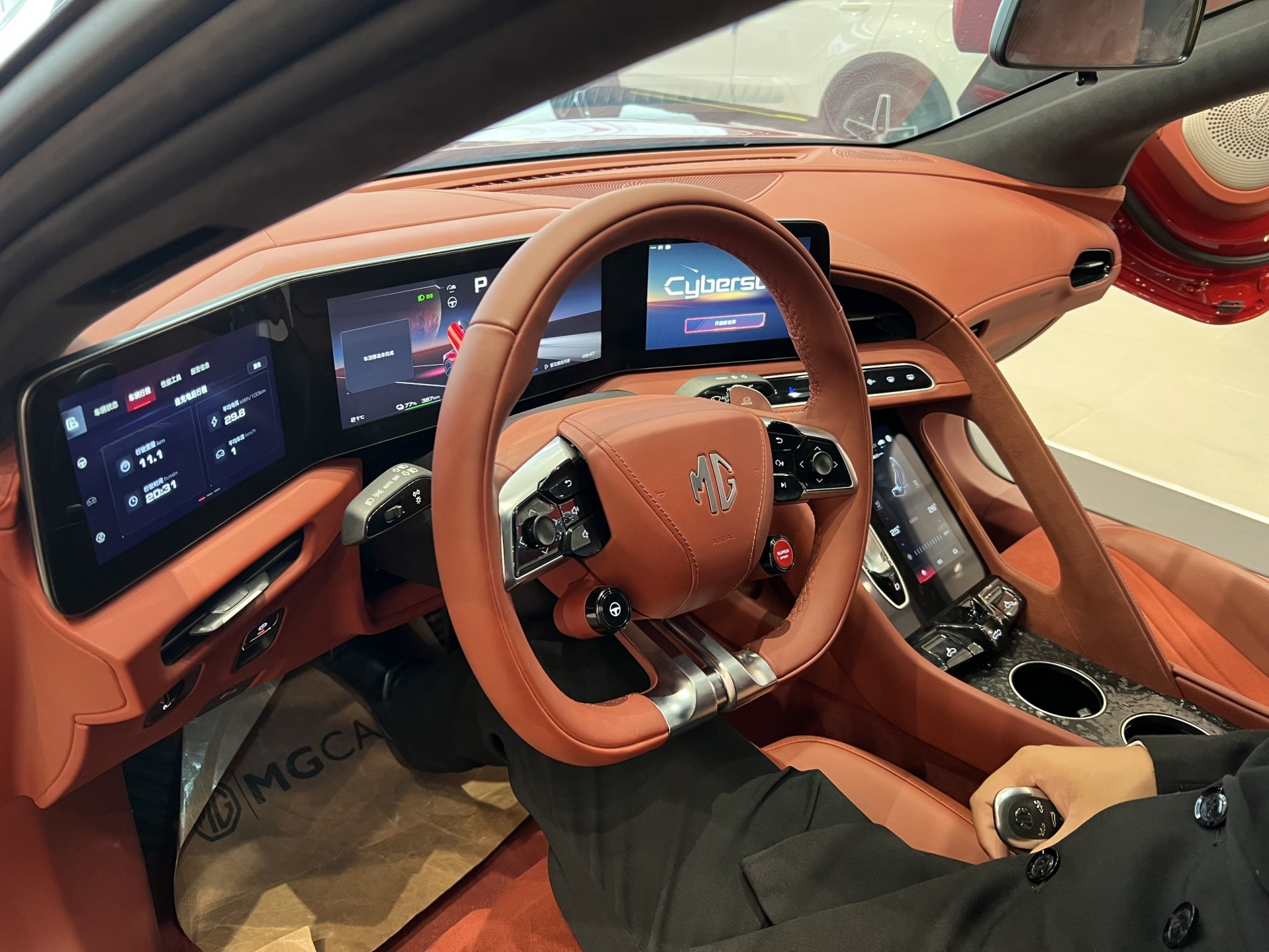 Chi tiết xe thể thao điện MG Cyberster trưng bày tại đại lý