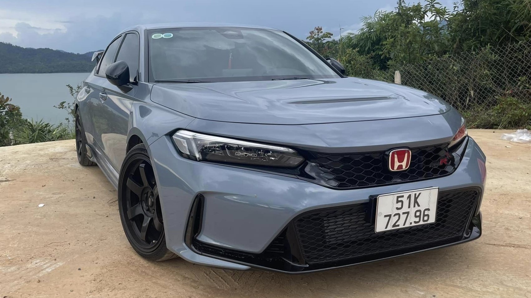 Honda Civic Type R 2023 được rao bán với giá 2,45 tỷ đồng
