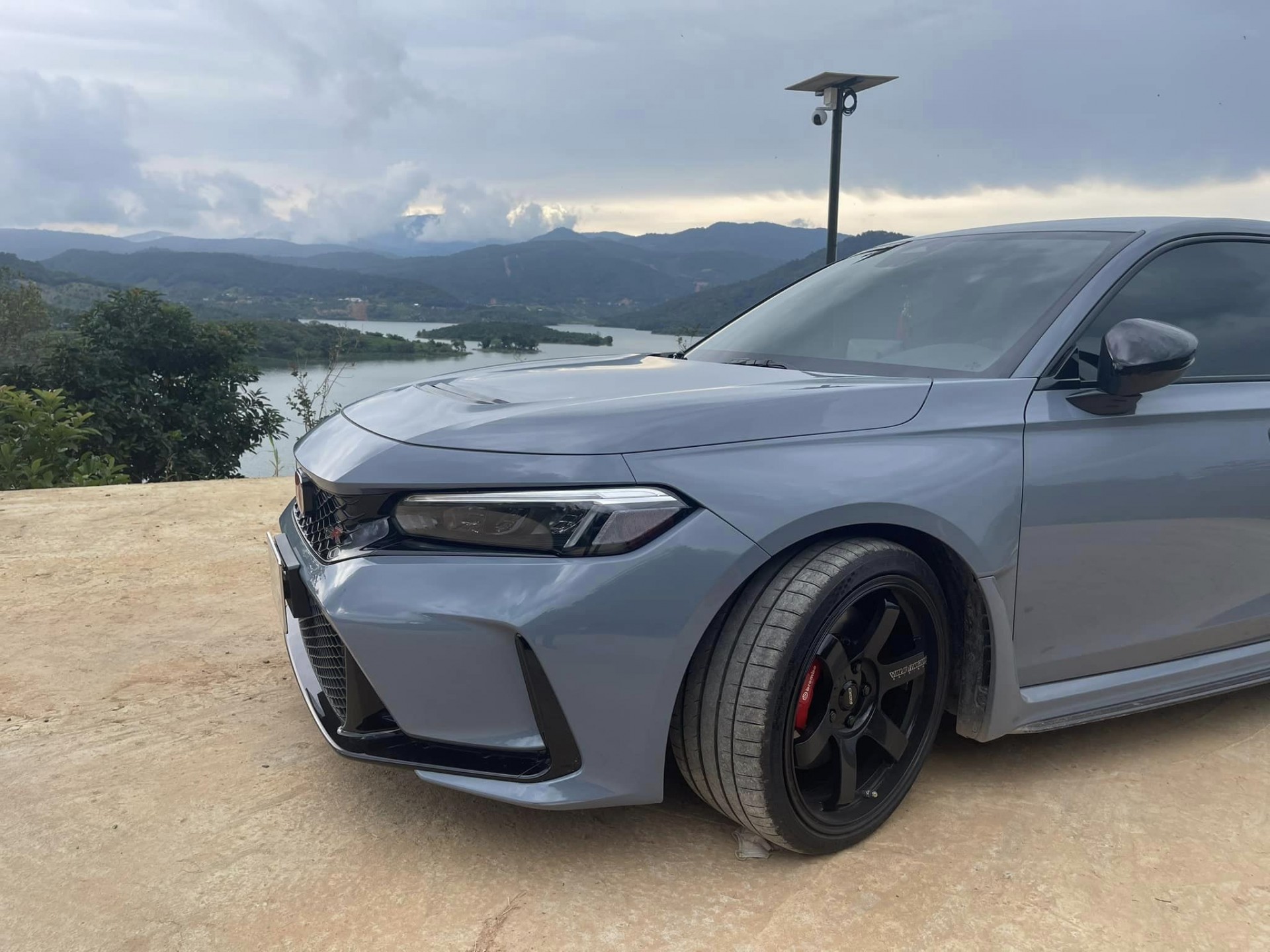 Honda Civic Type R 2023 được rao bán với giá 2,45 tỷ đồng