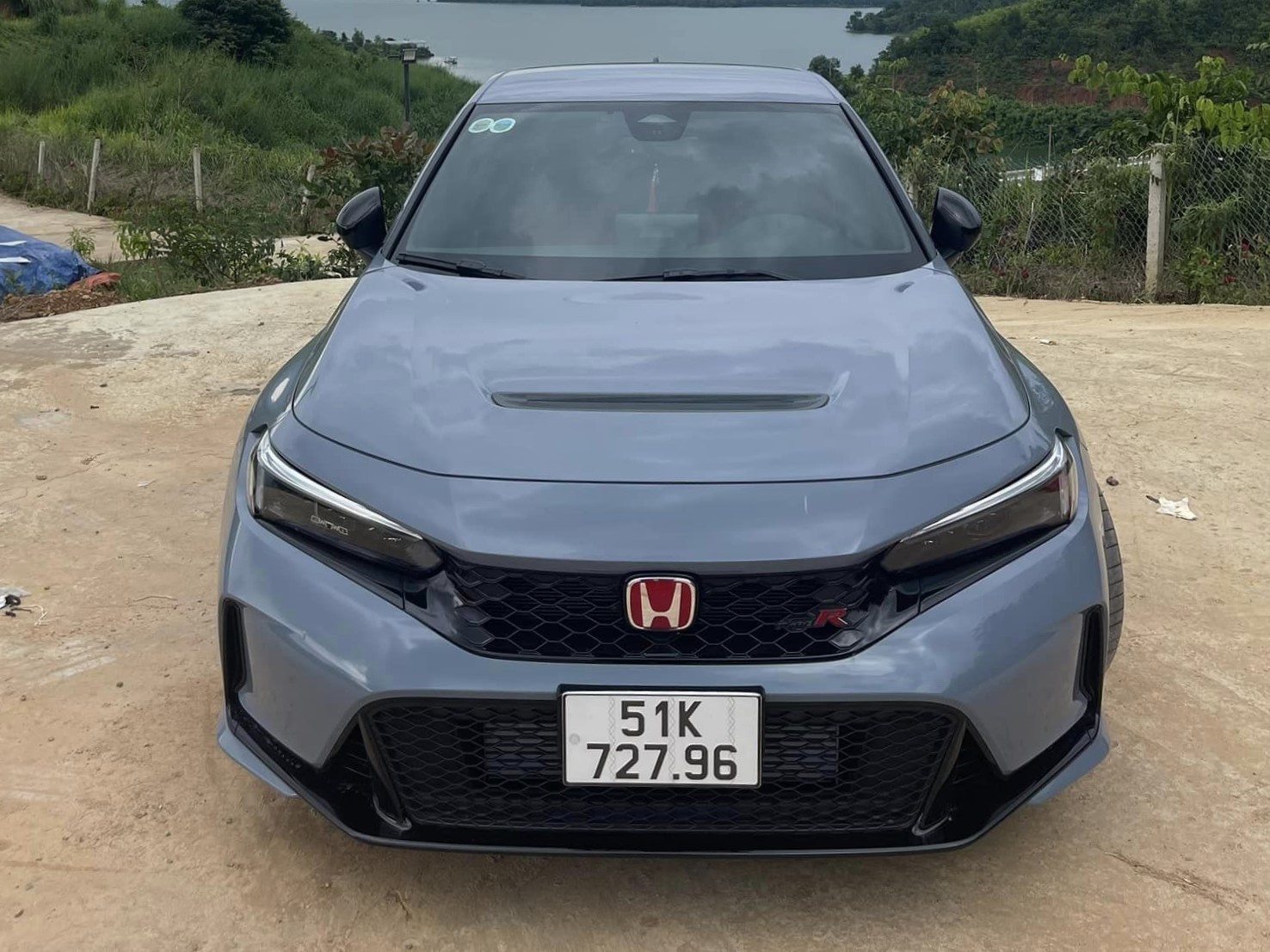 Honda Civic Type R 2023 được rao bán với giá 2,45 tỷ đồng