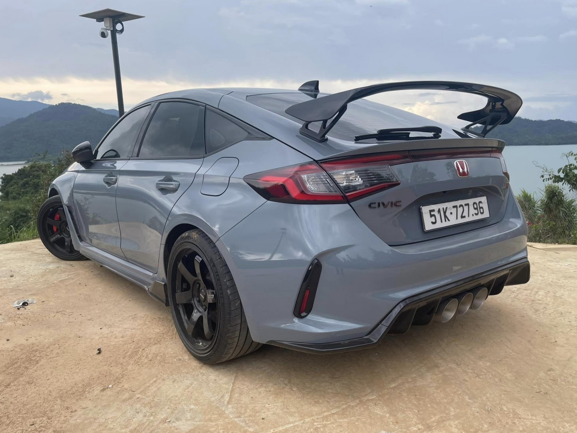 Honda Civic Type R 2023 được rao bán với giá 2,45 tỷ đồng