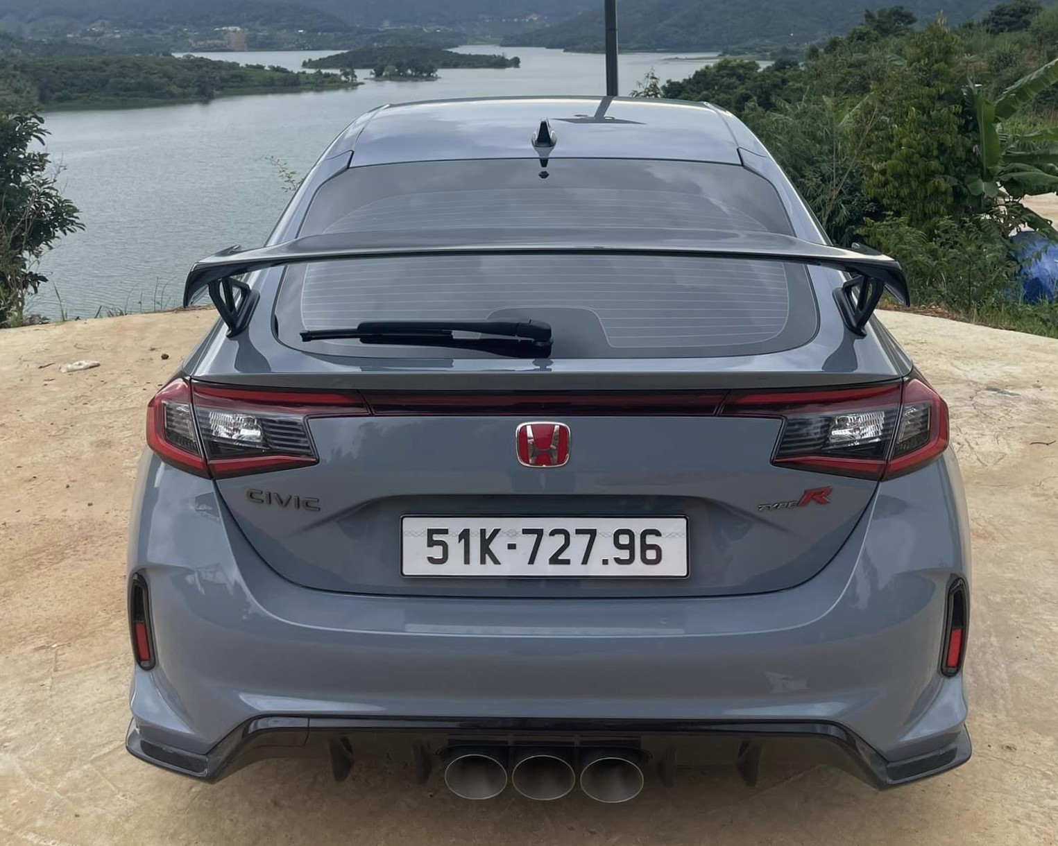 Honda Civic Type R 2023 được rao bán với giá 2,45 tỷ đồng