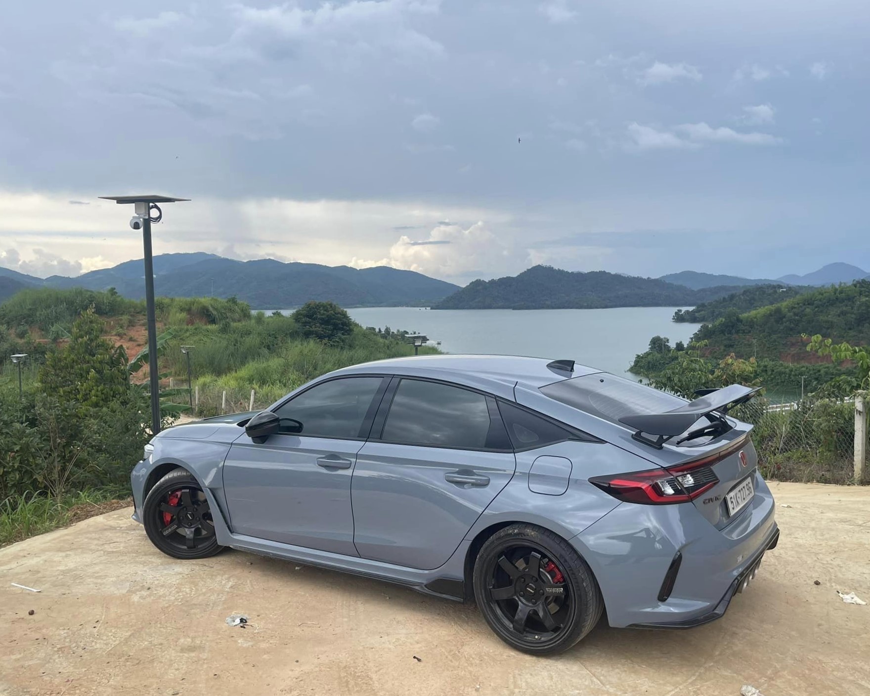 Honda Civic Type R 2023 được rao bán với giá 2,45 tỷ đồng