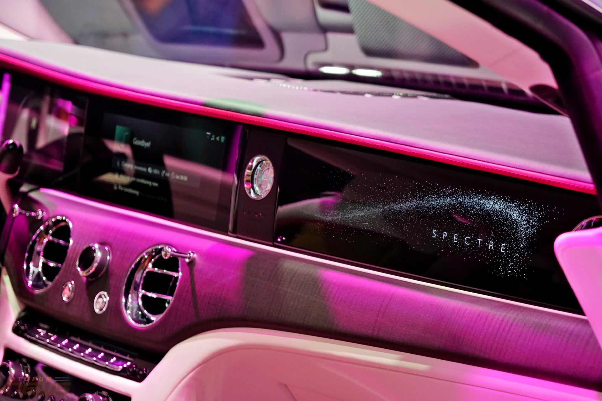Cận cảnh Rolls-Royce Spectre 2024 - Chiếc xe điện có giá đắt nhất Việt Nam