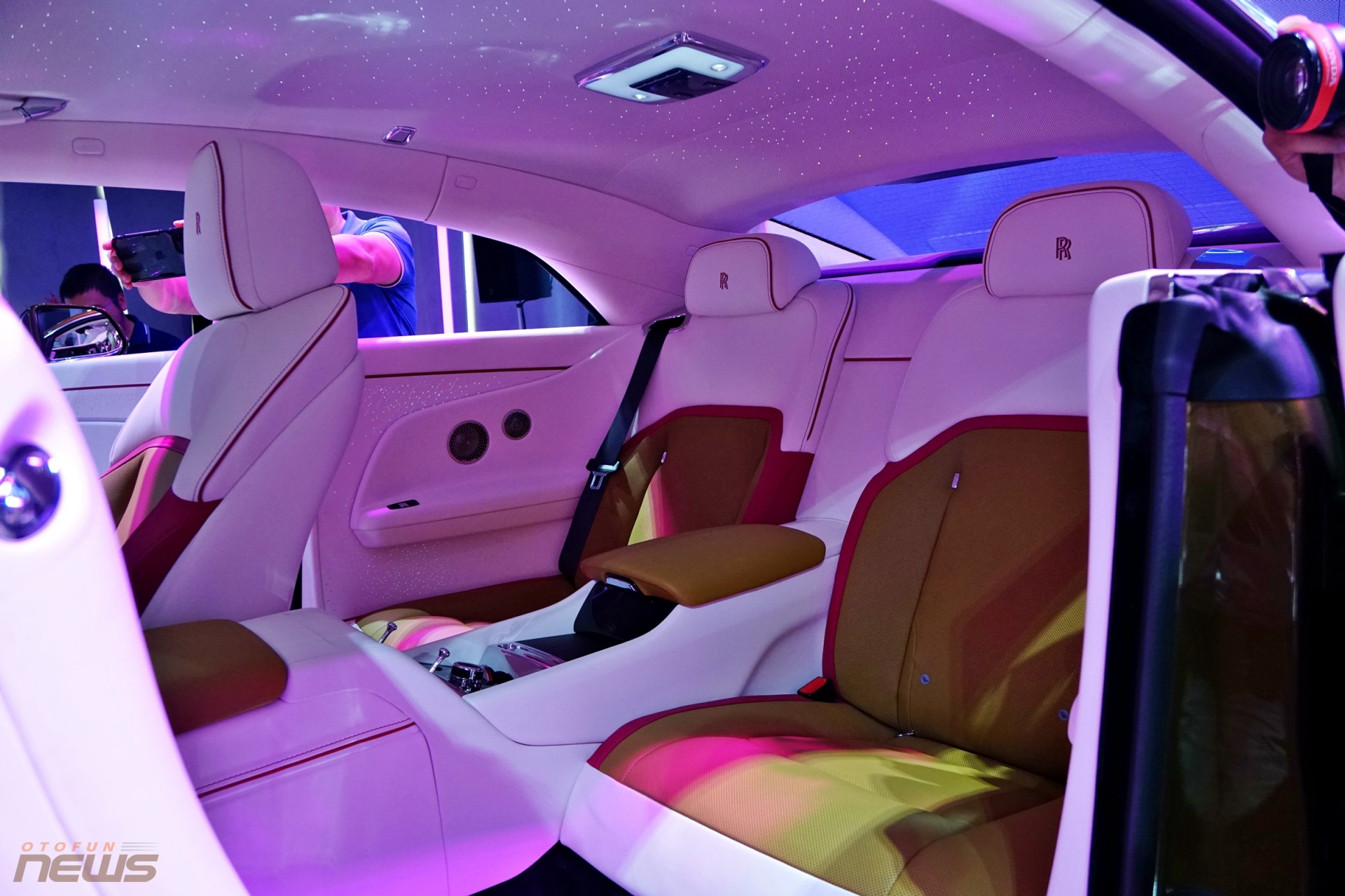 Cận cảnh Rolls-Royce Spectre 2024 - Chiếc xe điện có giá đắt nhất Việt Nam
