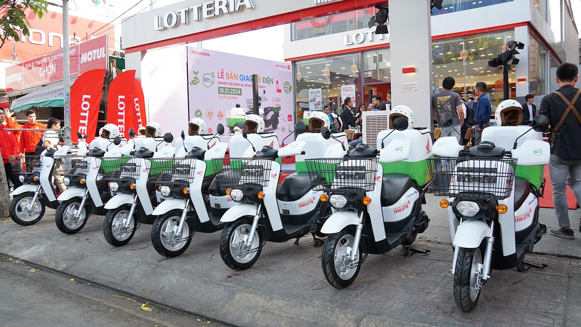 Honda Việt Nam hợp tác cùng Lotteria sử dụng xe điện khi giao hàng
