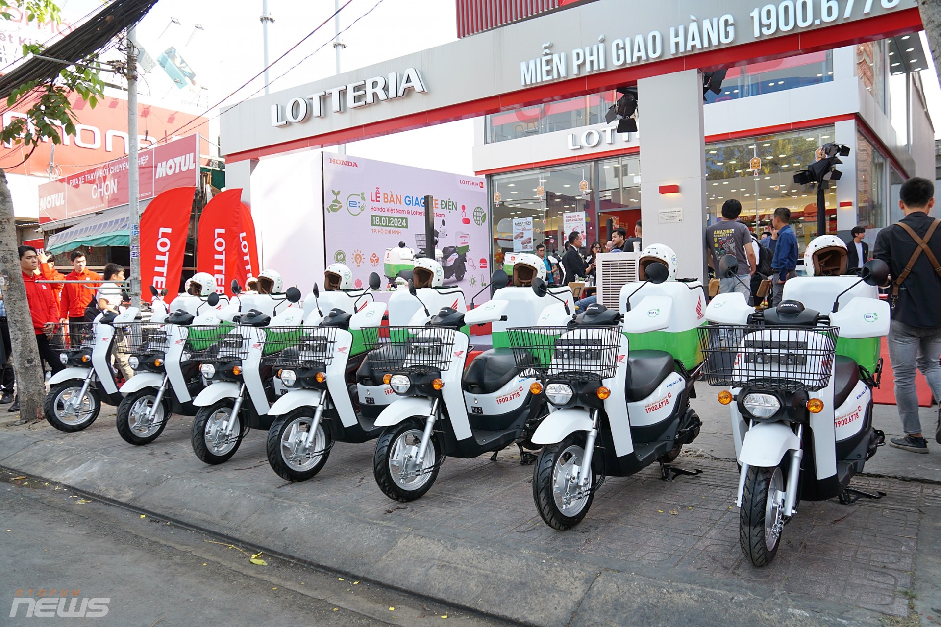 Honda Việt Nam hợp tác cùng Lotteria sử dụng xe điện khi giao hàng