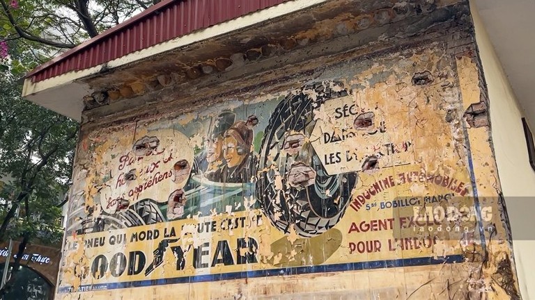 Quảng cáo lốp xe sớm nhất tại Việt Nam lộ diện qua áp phích vẽ tường gần trăm tuổi ở Hà Nội