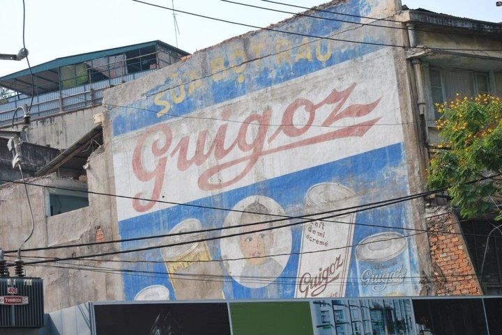Áp phích vẽ tường thế kỷ trước lộ diện ở Hà Nội gợi nhớ giai đoạn đầu ngành quảng cáo ngoài trời bùng nổ
