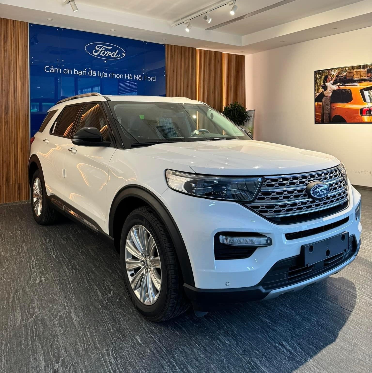 Ford Explorer giá sốc lên tới 440 triệu đồng