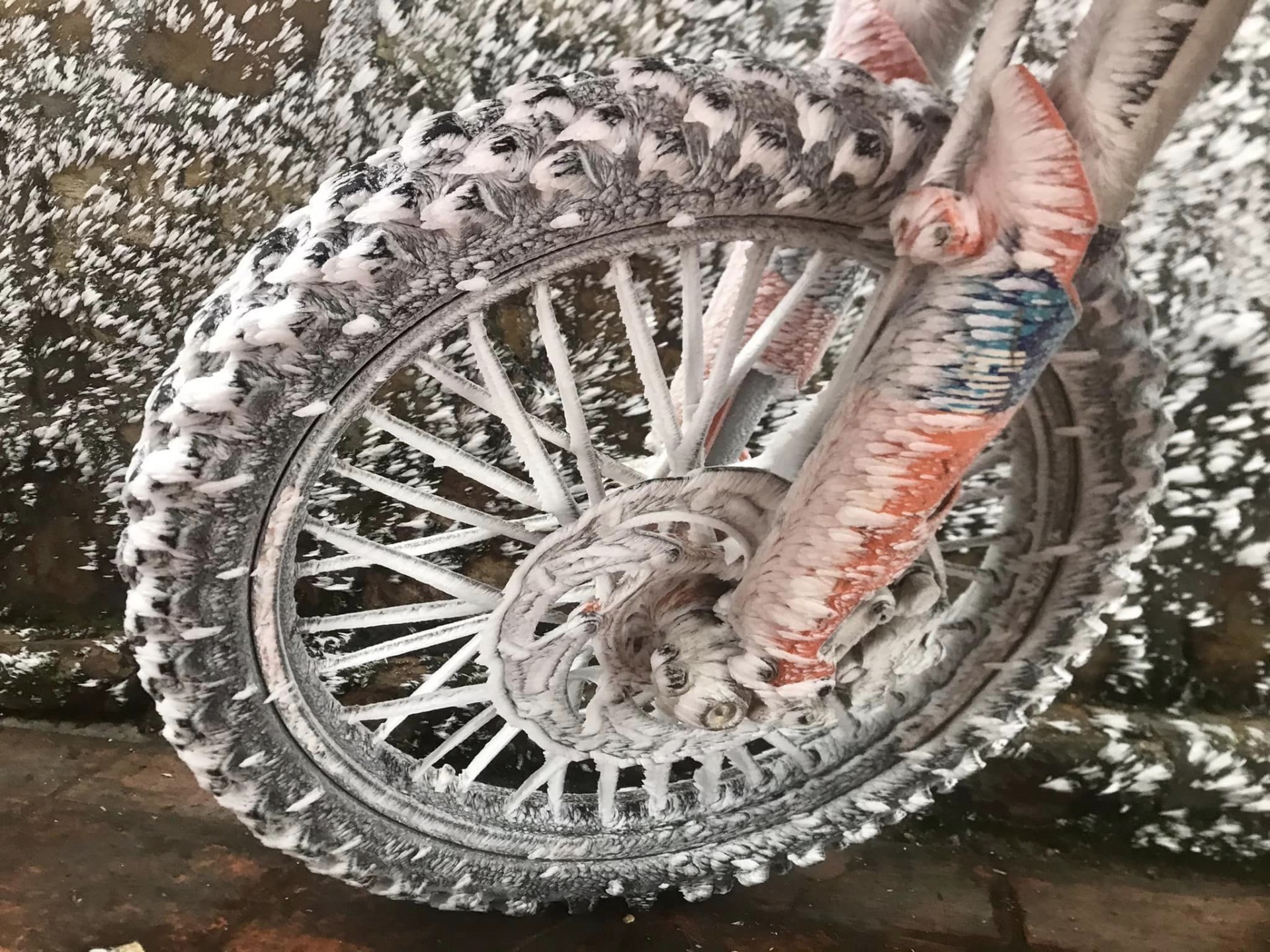 Xe mô tô KTM đóng băng thành hoa trong cái lạnh dưới 0 độ trên đỉnh Mẫu Sơn