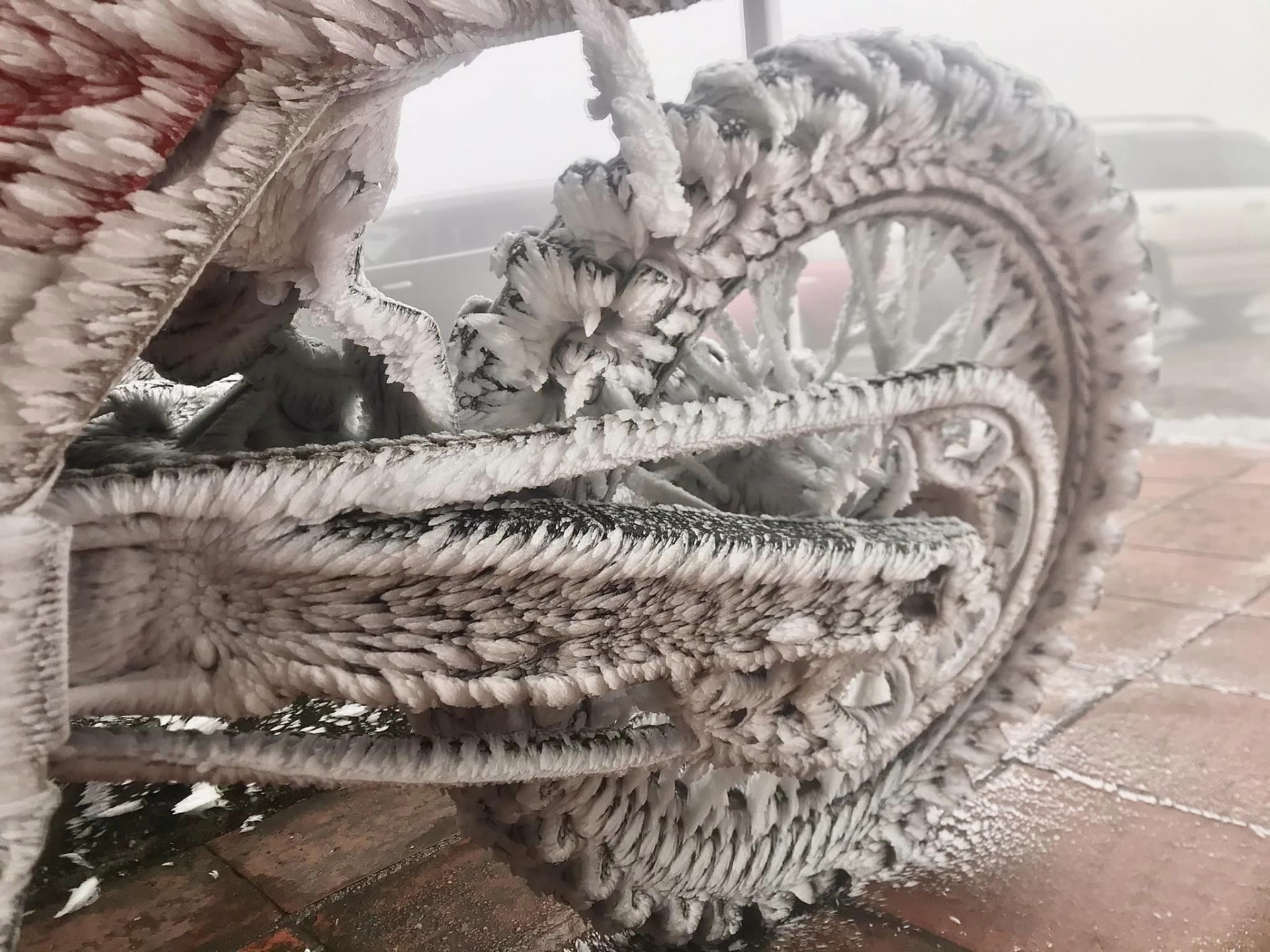 Xe mô tô KTM đóng băng thành hoa trong cái lạnh dưới 0 độ trên đỉnh Mẫu Sơn