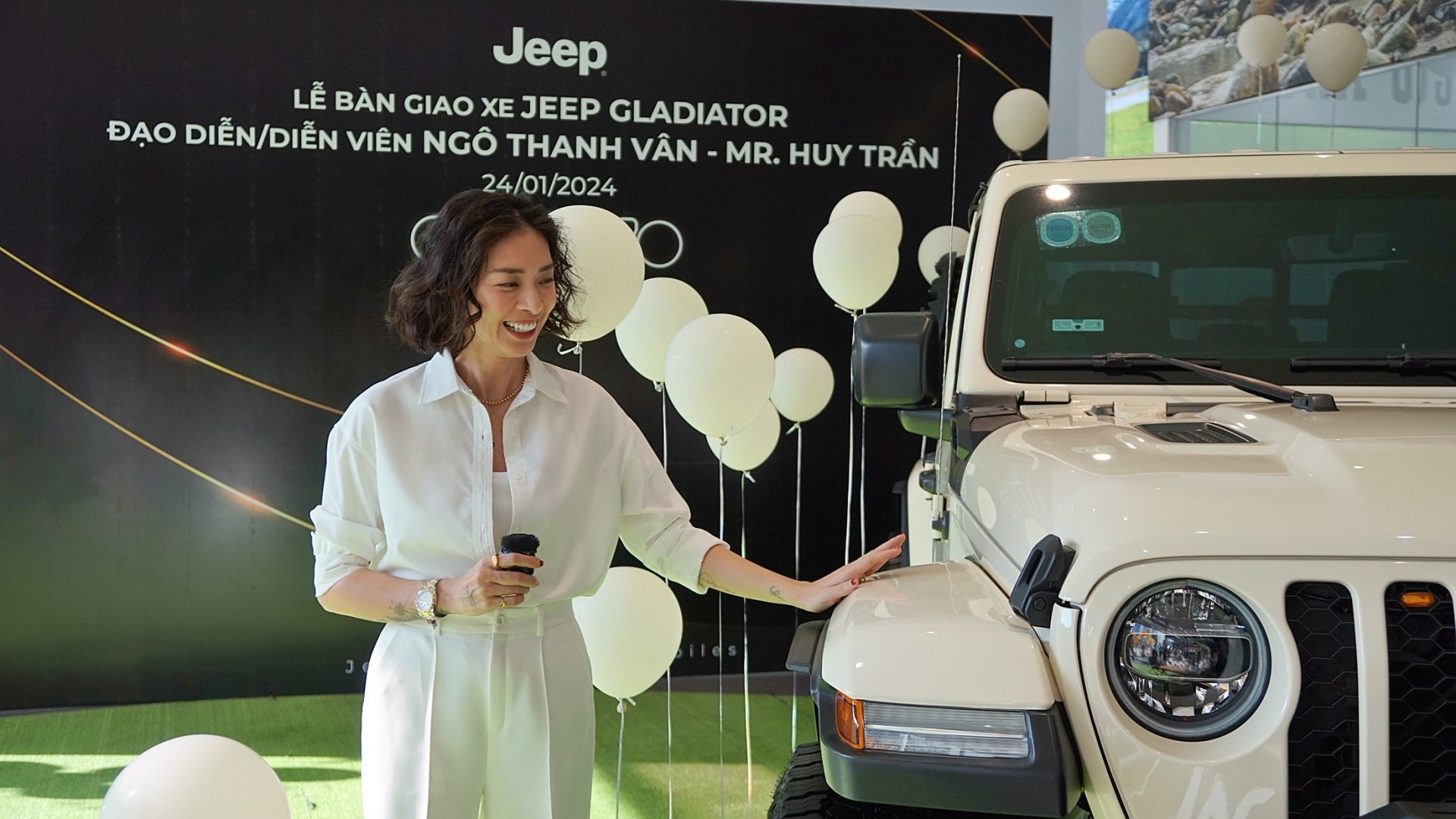 'Đả nữ' Ngô Thanh Vân được chồng tặng Jeep Gladiator