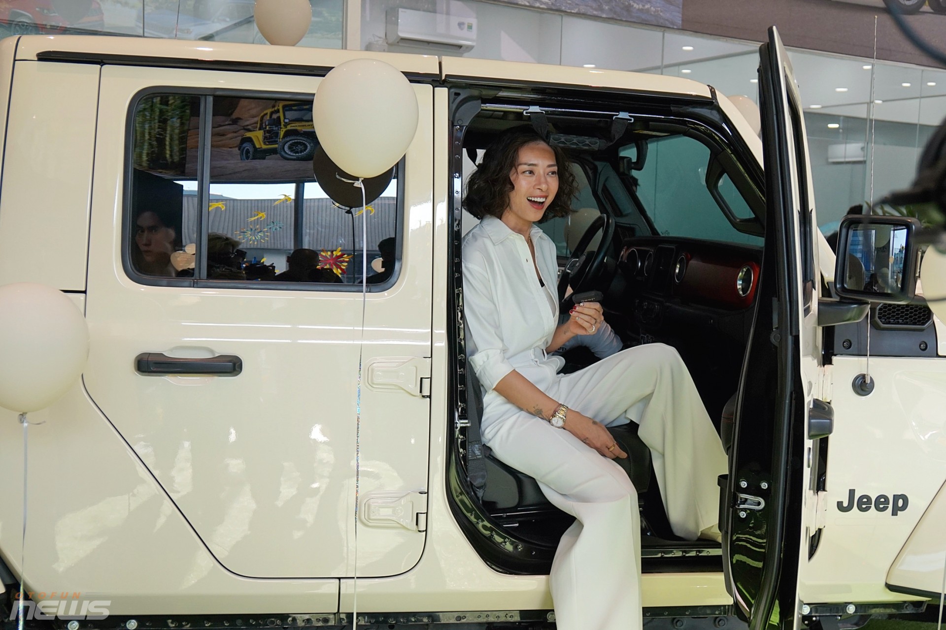 'Đả nữ' Ngô Thanh Vân được tặng Jeep Gladiator