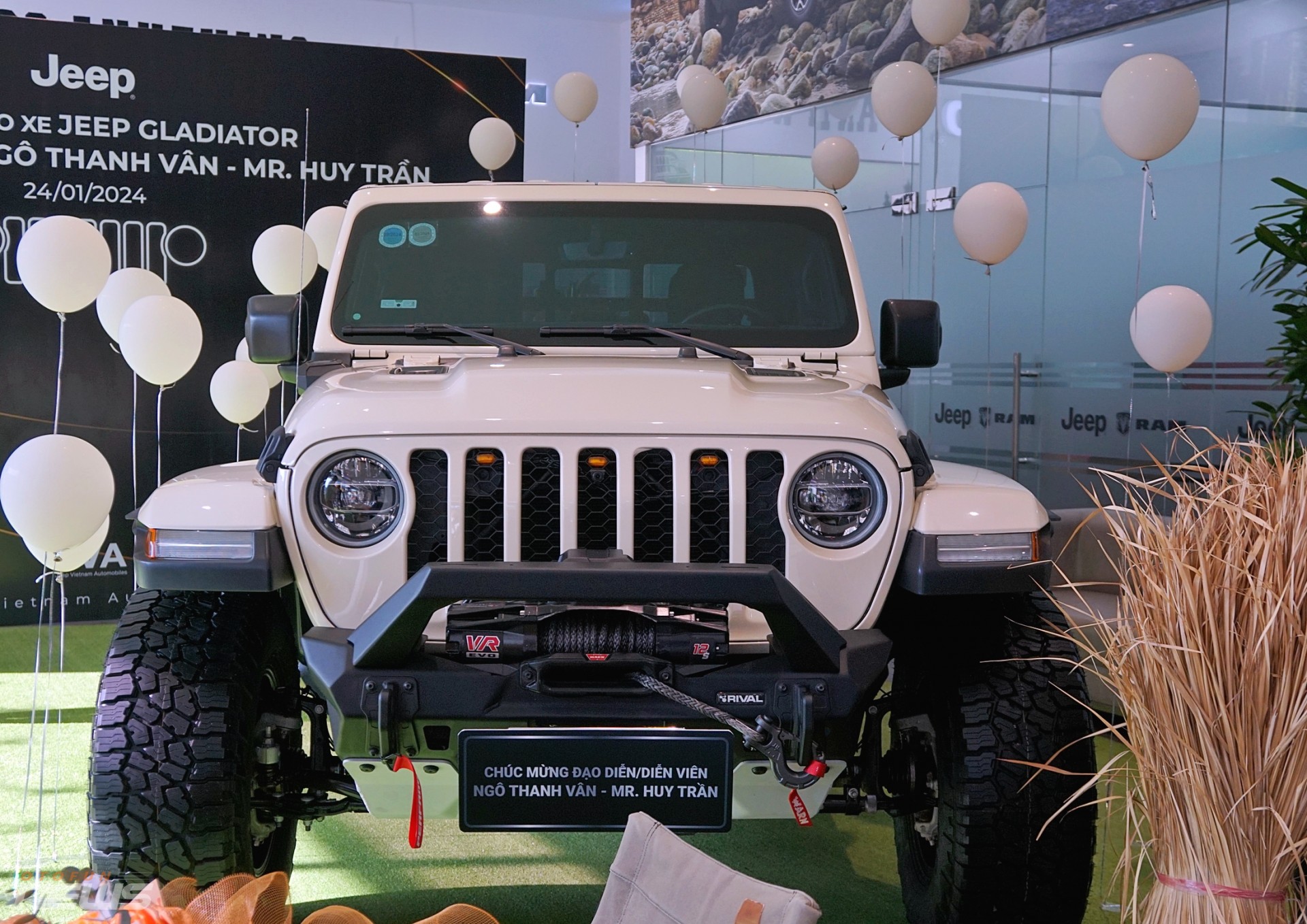 'Đả nữ' Ngô Thanh Vân được tặng Jeep Gladiator