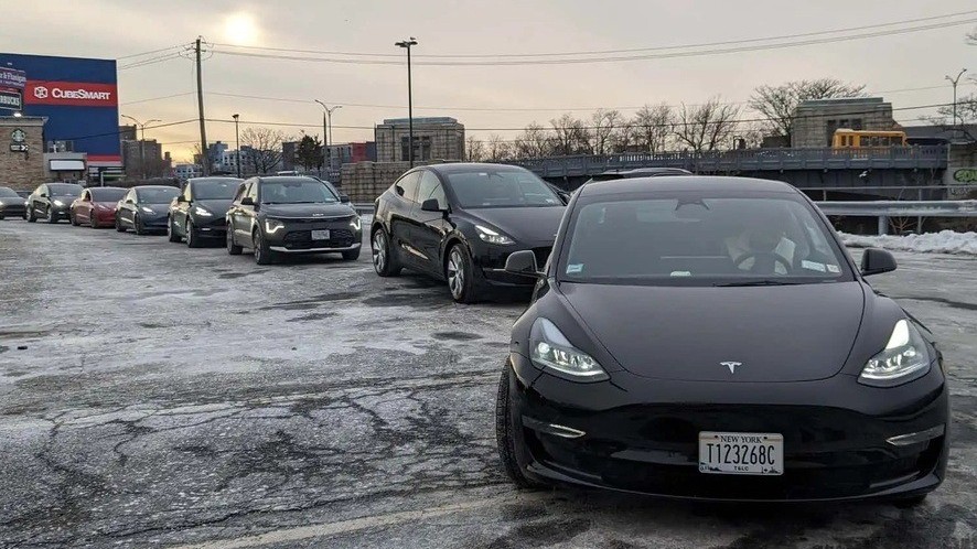 Ác mộng của tài xế taxi điện tại thành phố New York, chờ 90 phút chưa tới lượt sạc