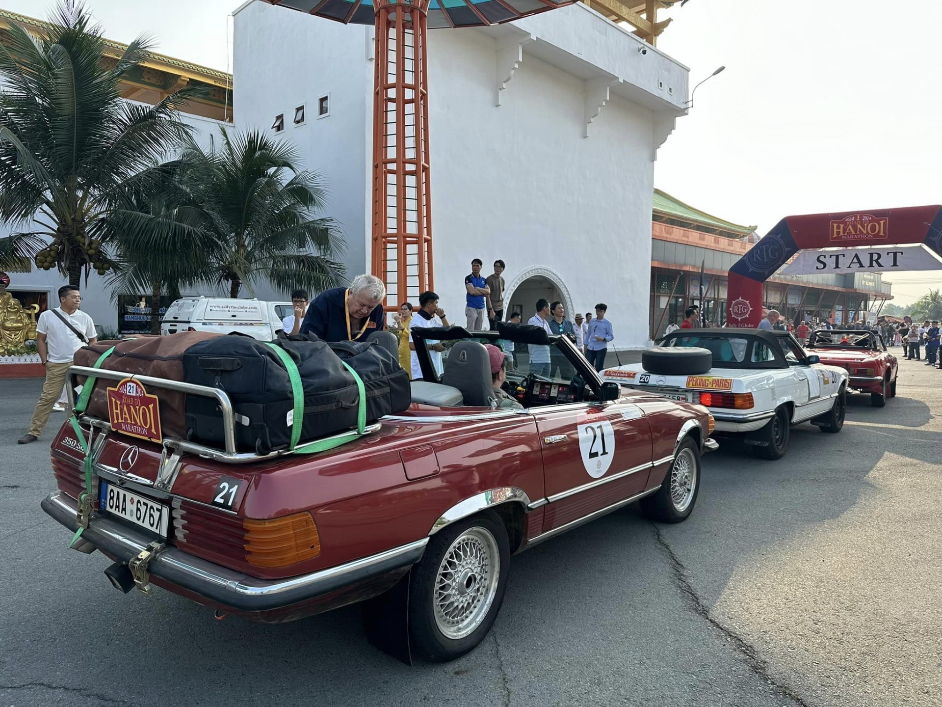 Ngắm dàn xe cổ bon bon trên đường phố Việt Nam