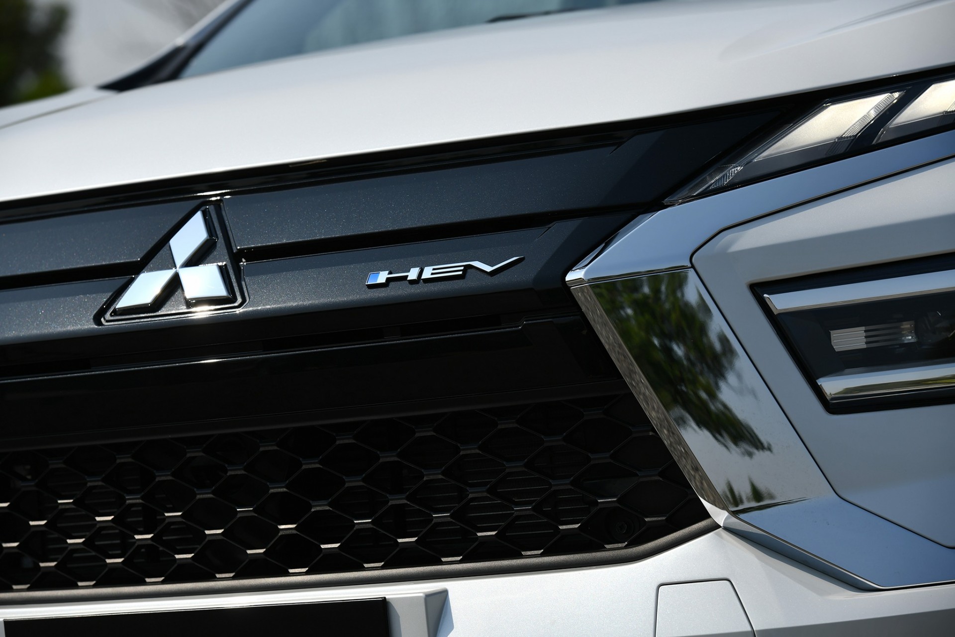 Mitsubishi Xpander ra mắt phiên bản HEV tiết kiệm nhiên liệu