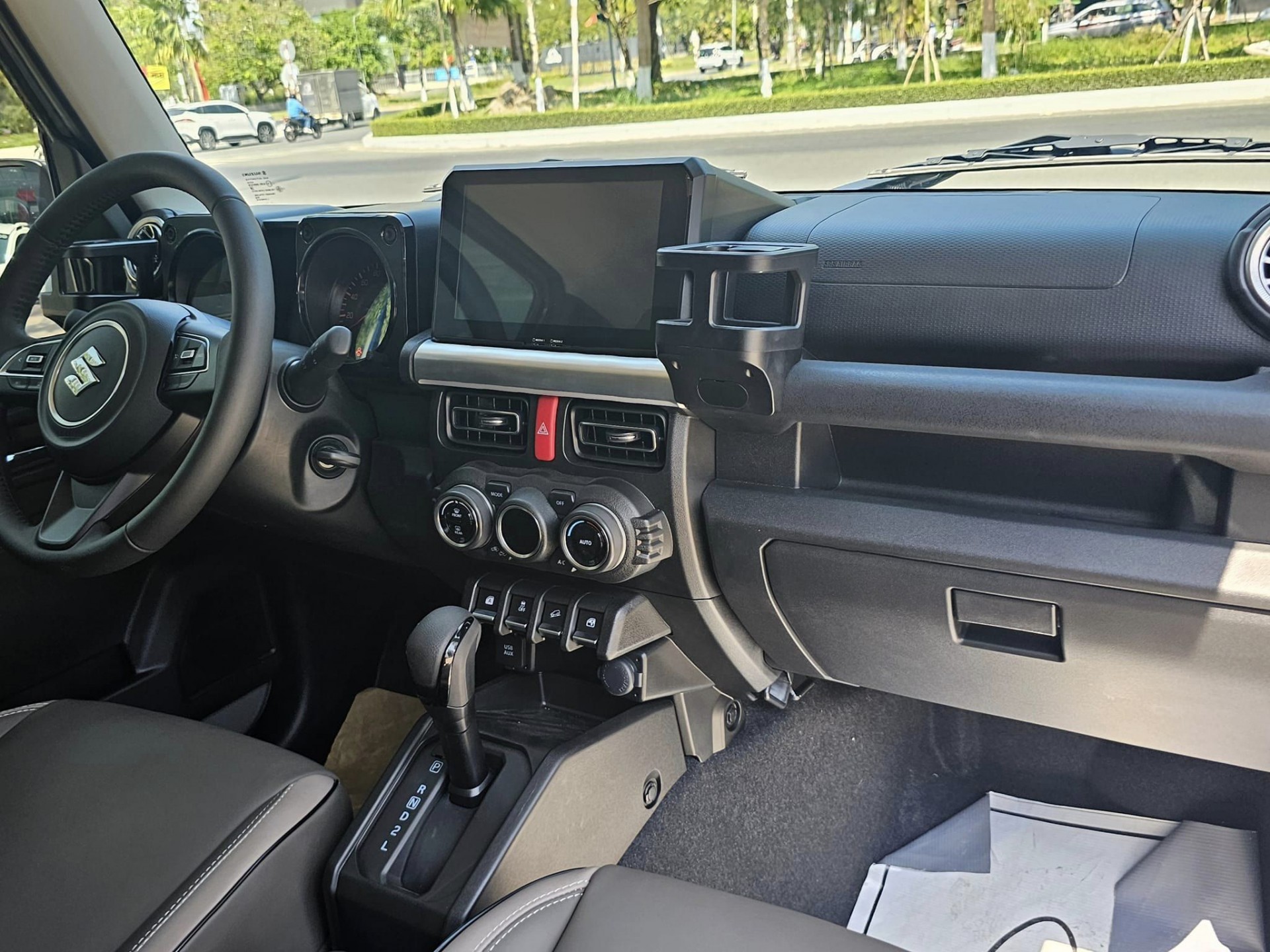 Chi tiết Suzuki Jimny 'hô biến' thành Mercedes-AMG G63 tại Việt Nam