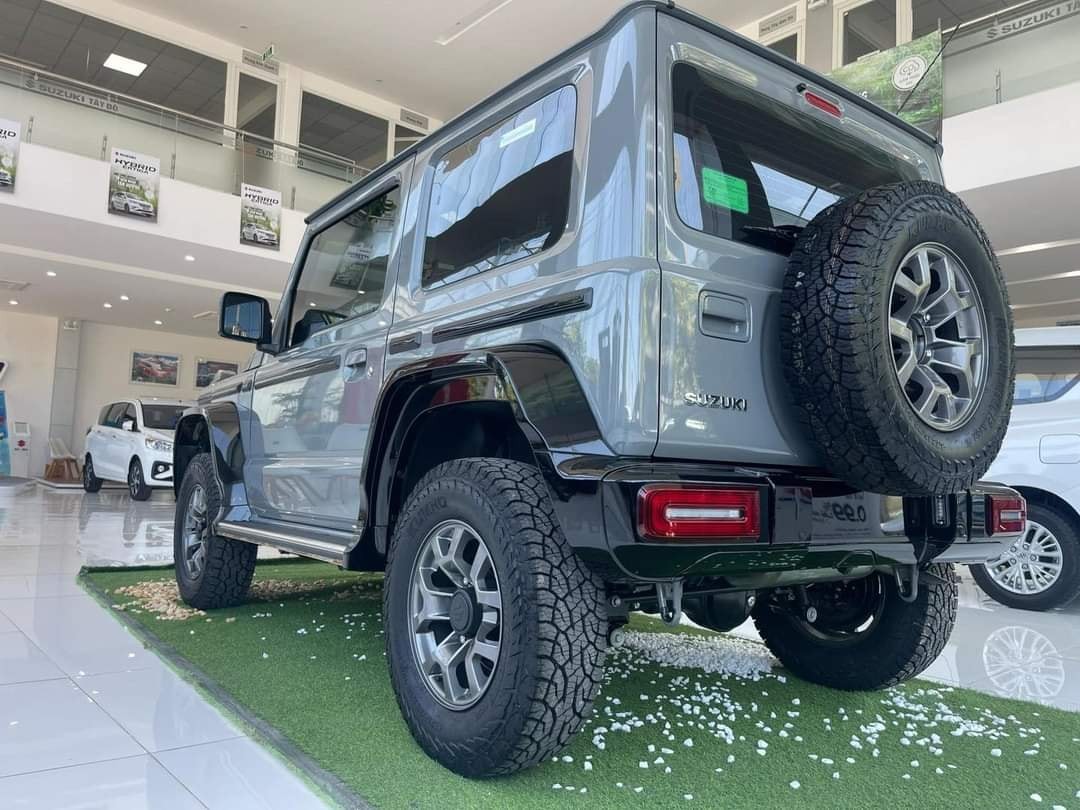 Chi tiết Suzuki Jimny 'hô biến' thành Mercedes-AMG G63 tại Việt Nam