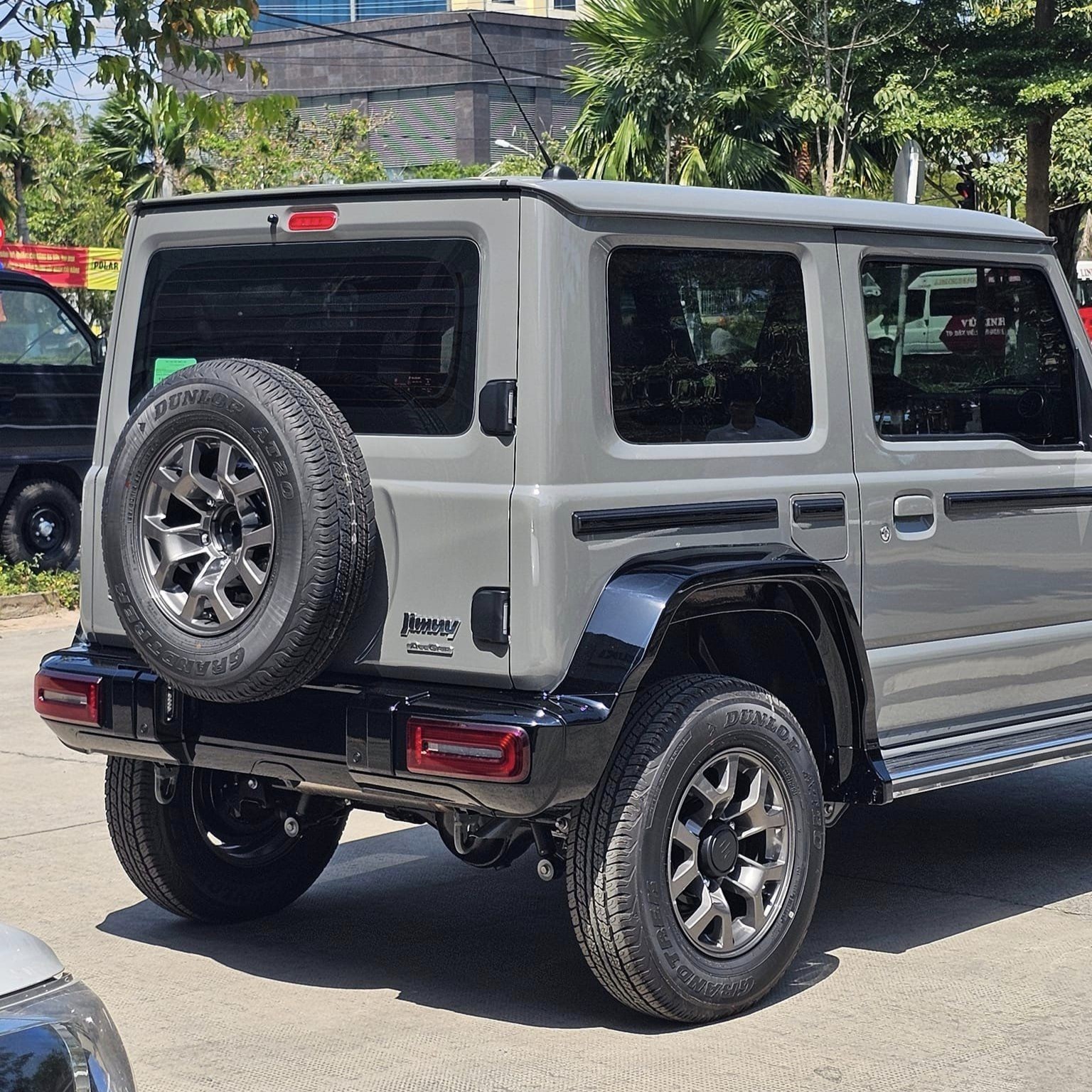 Chi tiết Suzuki Jimny 'hô biến' thành Mercedes-AMG G63 tại Việt Nam