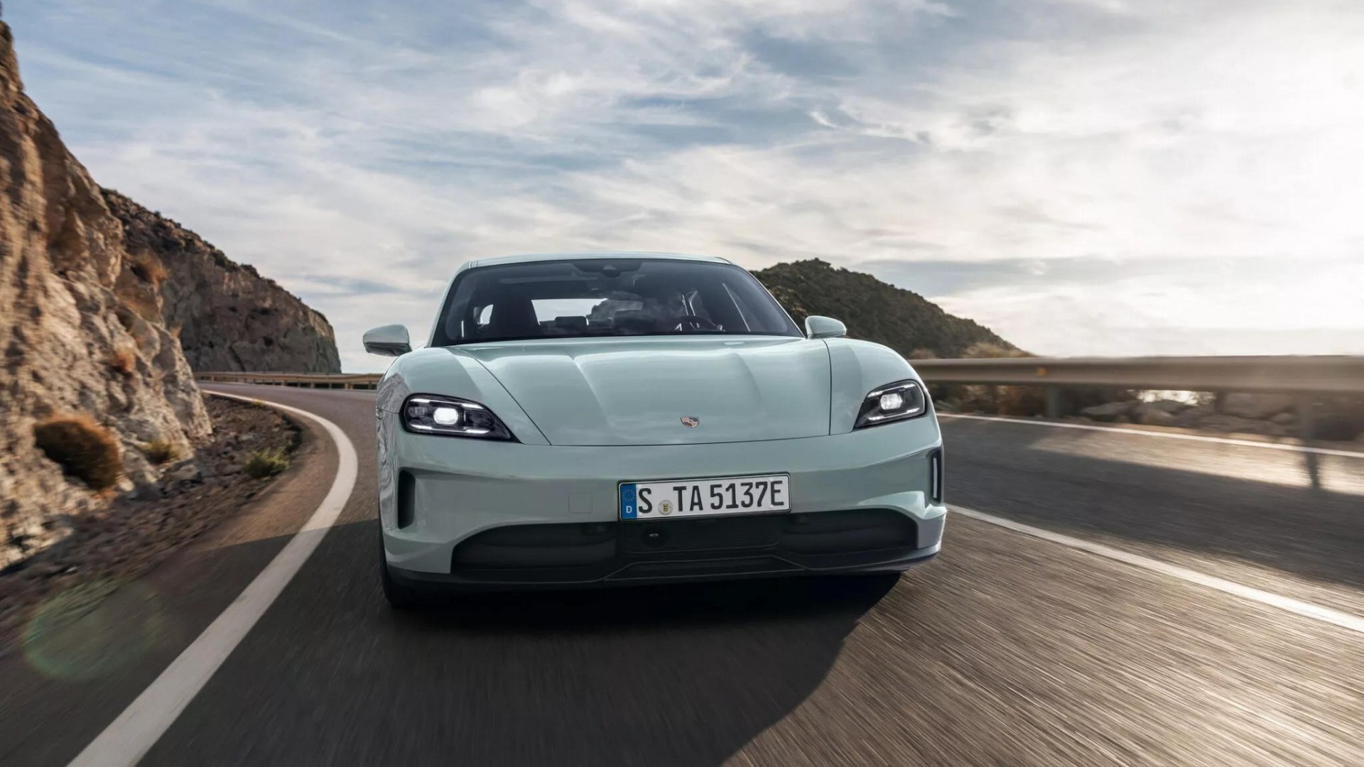 Porsche Taycan 2025 ra mắt, công suất lên tới 925 mã lực