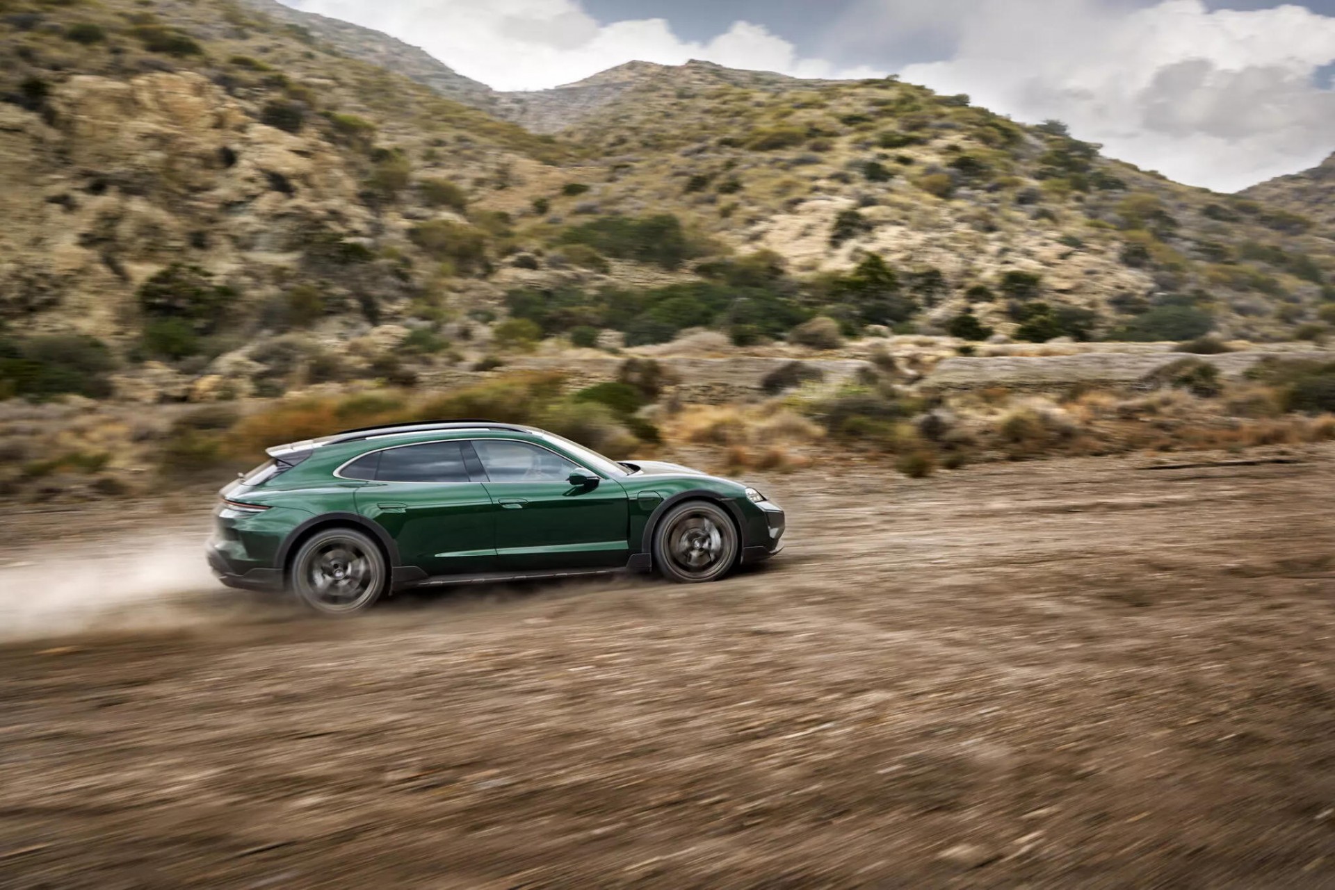Porsche Taycan 2025 ra mắt, công suất lên tới 925 mã lực