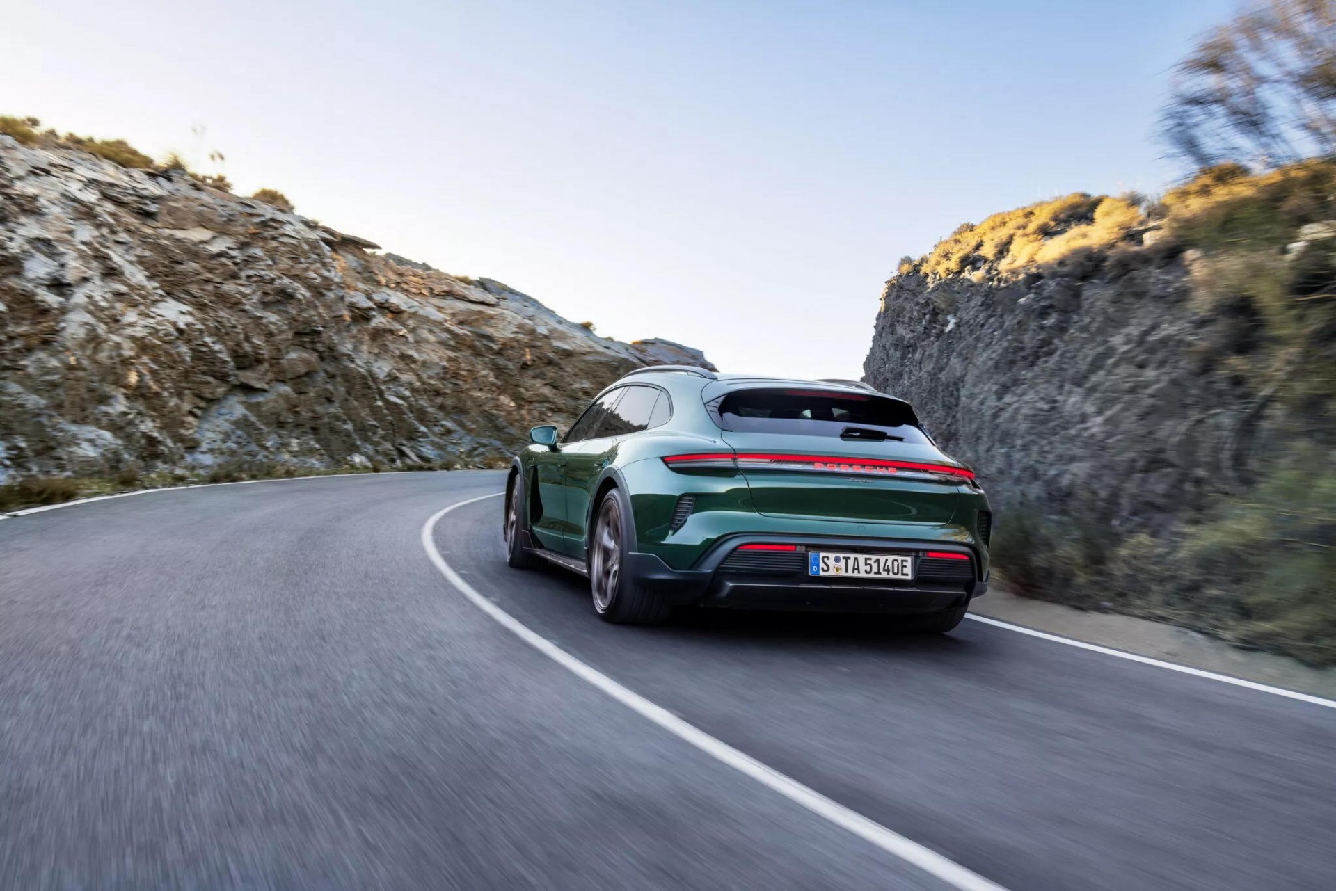 Porsche Taycan 2025 ra mắt, công suất lên tới 925 mã lực
