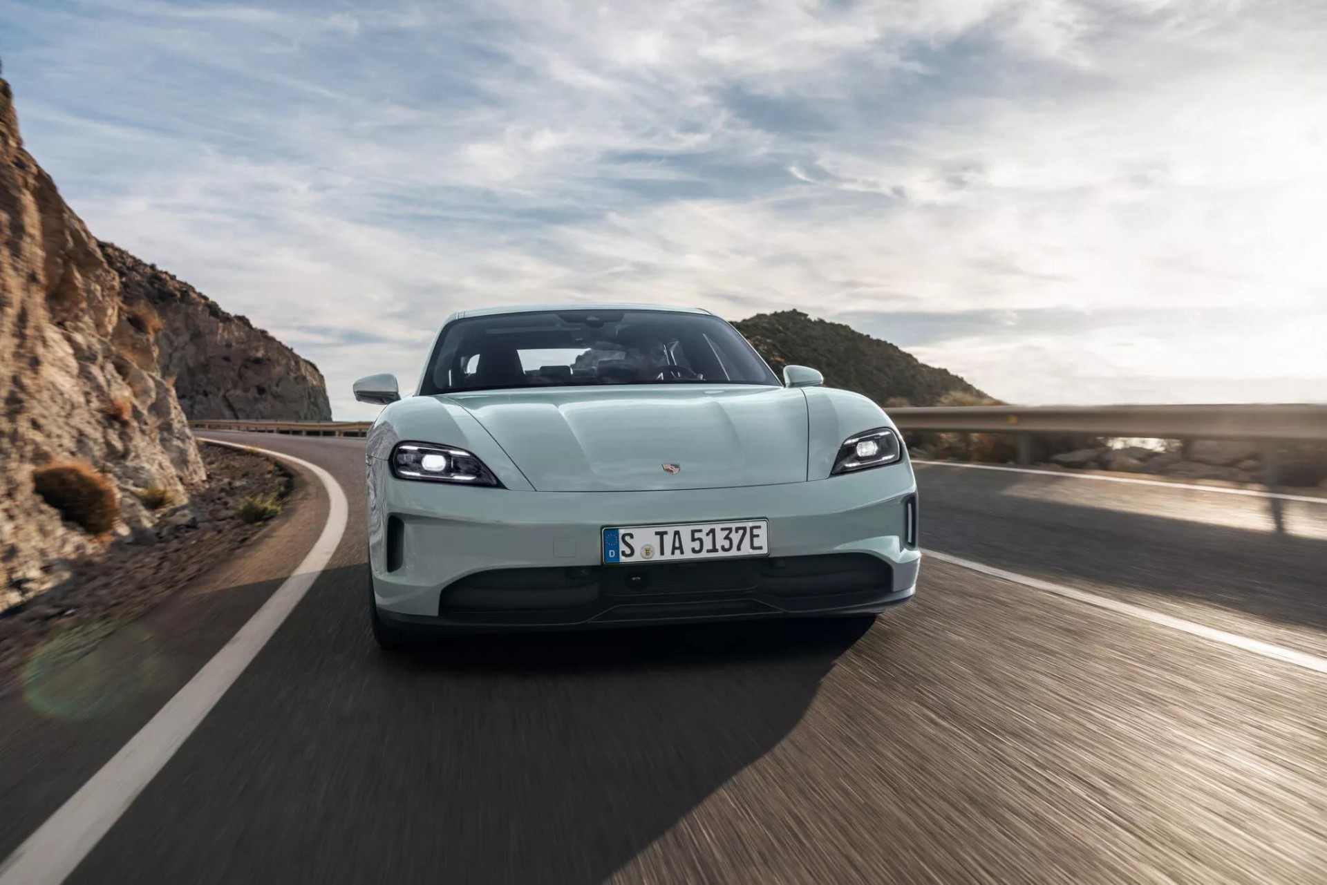 Porsche Taycan 2025 ra mắt, công suất lên tới 925 mã lực