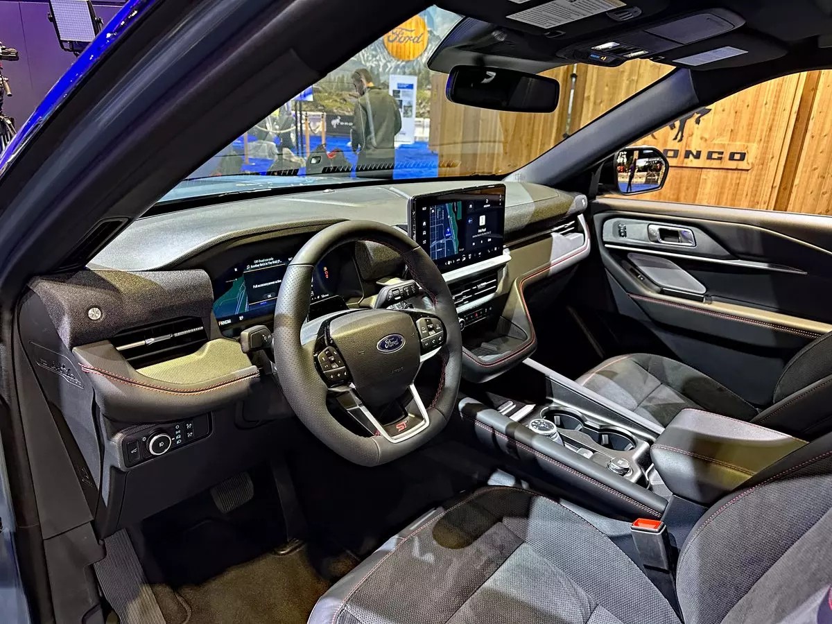 Cận cảnh Ford Explorer 2025 vừa ra mắt, có thêm tính năng lái bán tự động