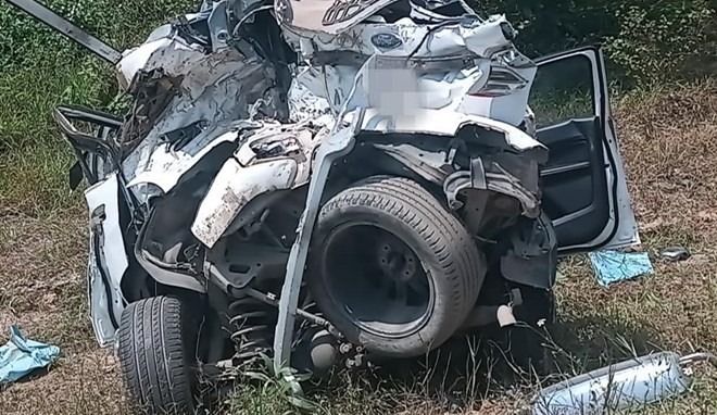 Vượt ẩu gây tai nạn trên cao tốc Cam Lộ - La Sơn, xe Ford Everest bị vò nát